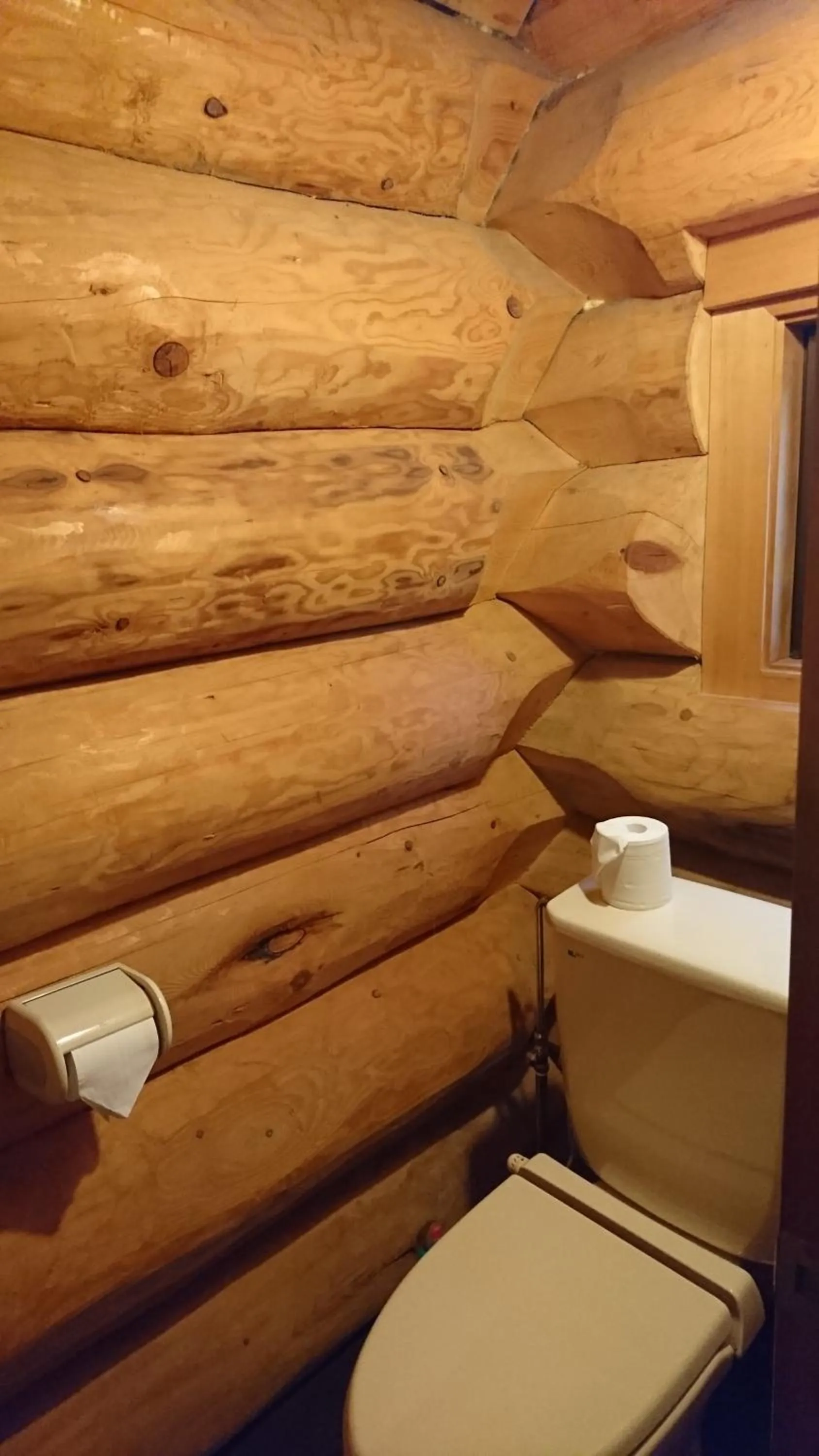 Toilet in White Tree Log House Madarao Tangram