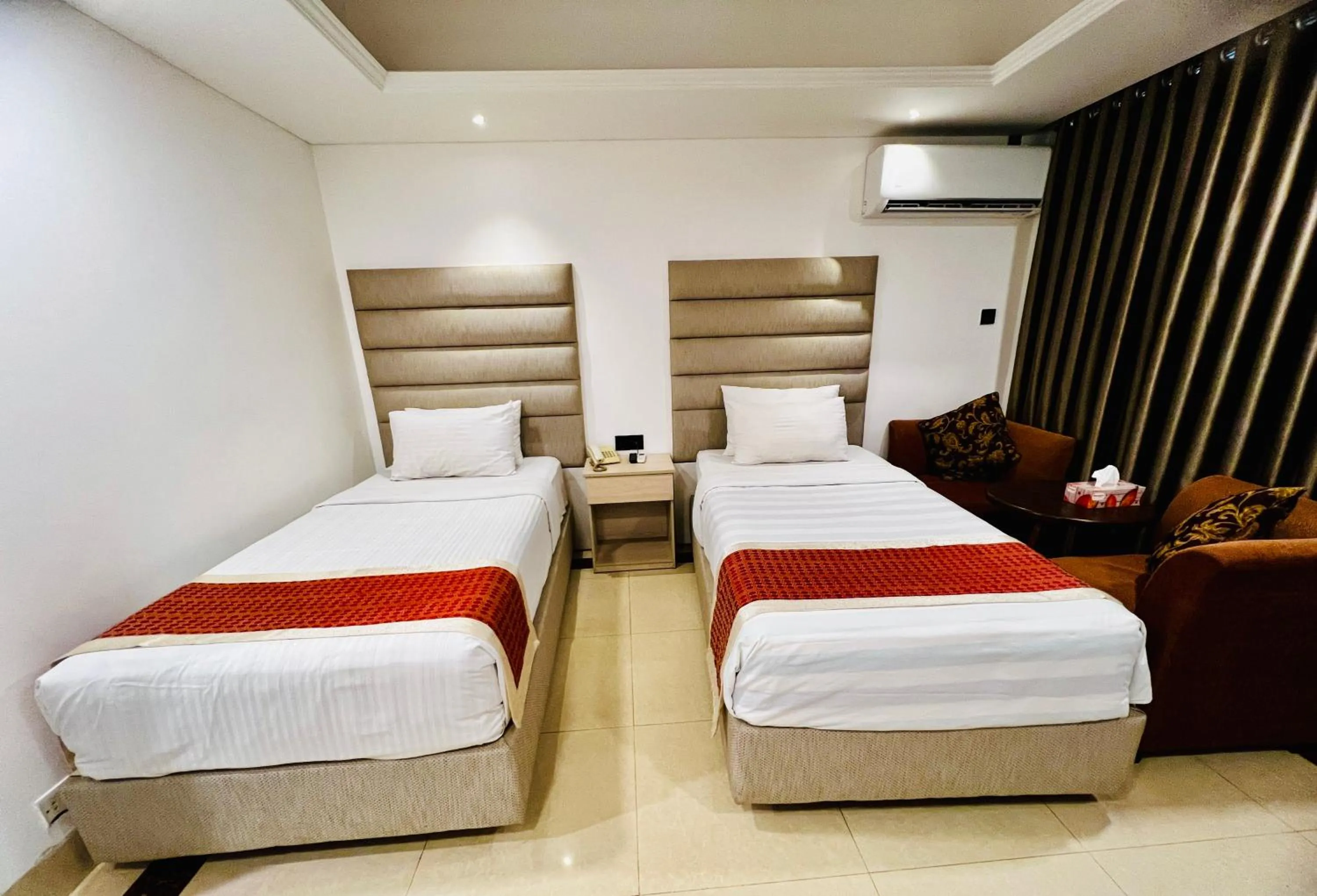Bed in Marino Hotel - Best near Airport