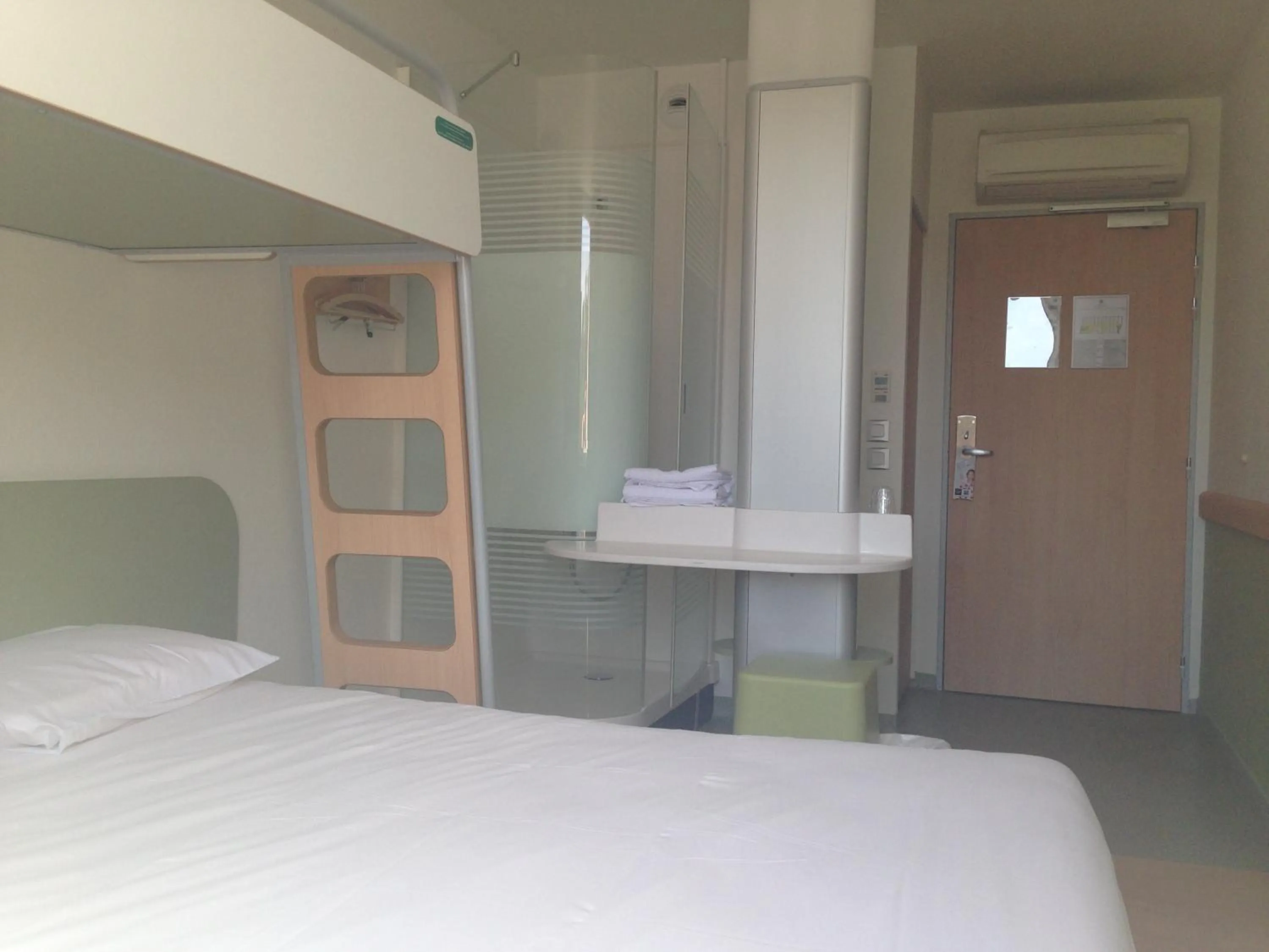 Bathroom, Bed in ibis budget Romorantin