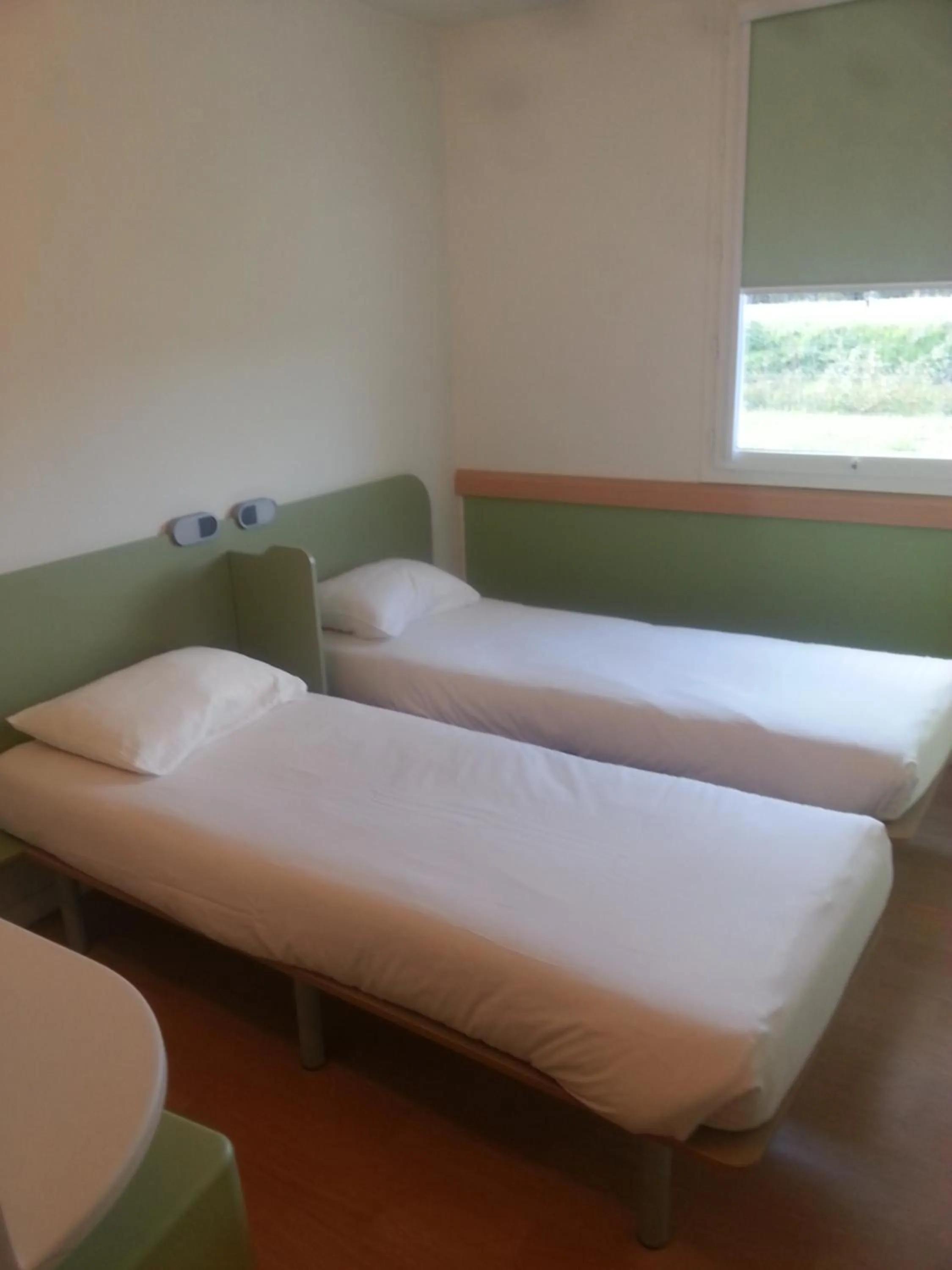 Photo of the whole room, Bed in ibis budget Romorantin