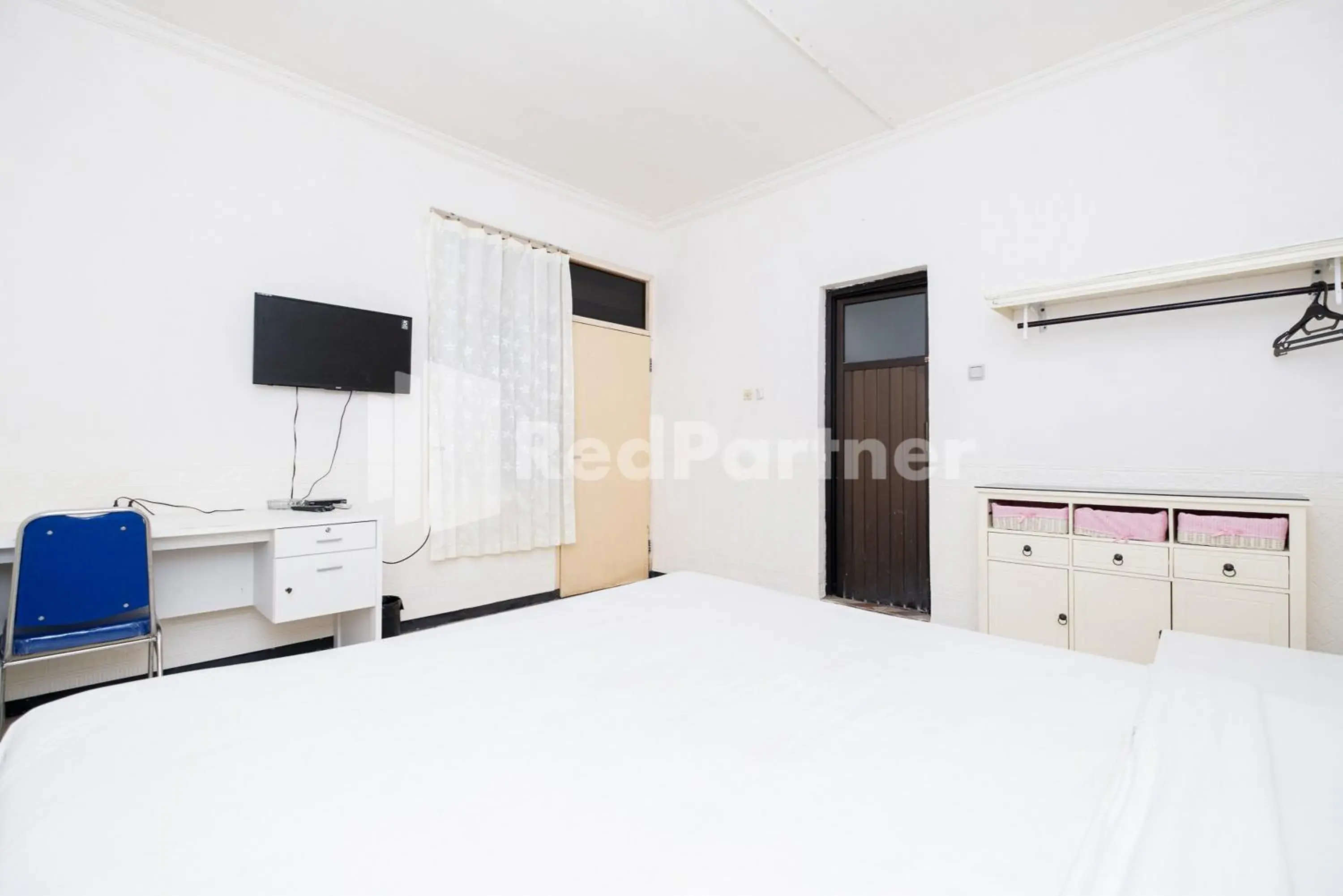 Bed in Dukuh Kupang Residence Mitra RedDoorz Bed in Dukuh Kupang Residence Mitra RedDoorz