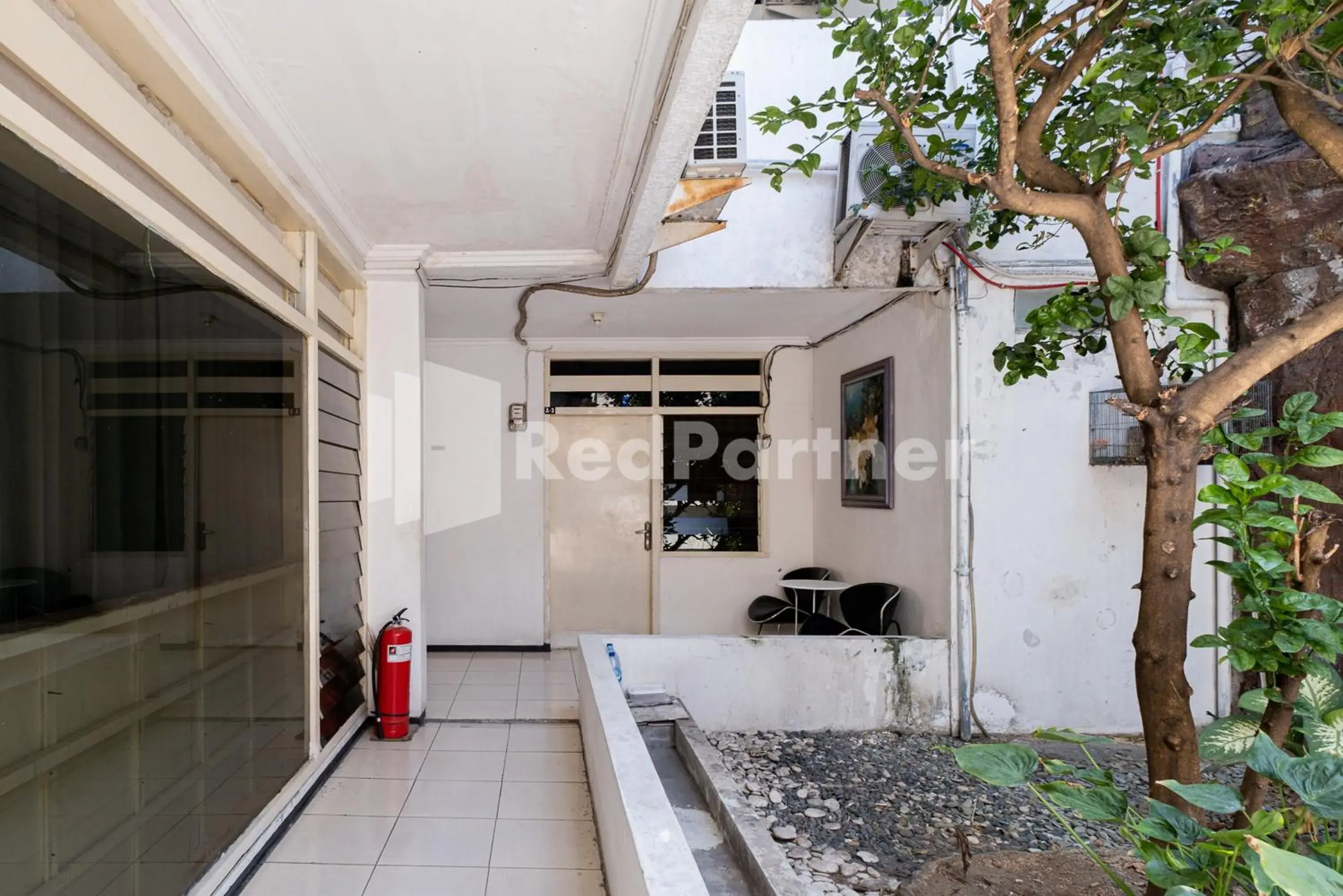 Property building in Dukuh Kupang Residence Mitra RedDoorz Property building in Dukuh Kupang Residence Mitra RedDoorz