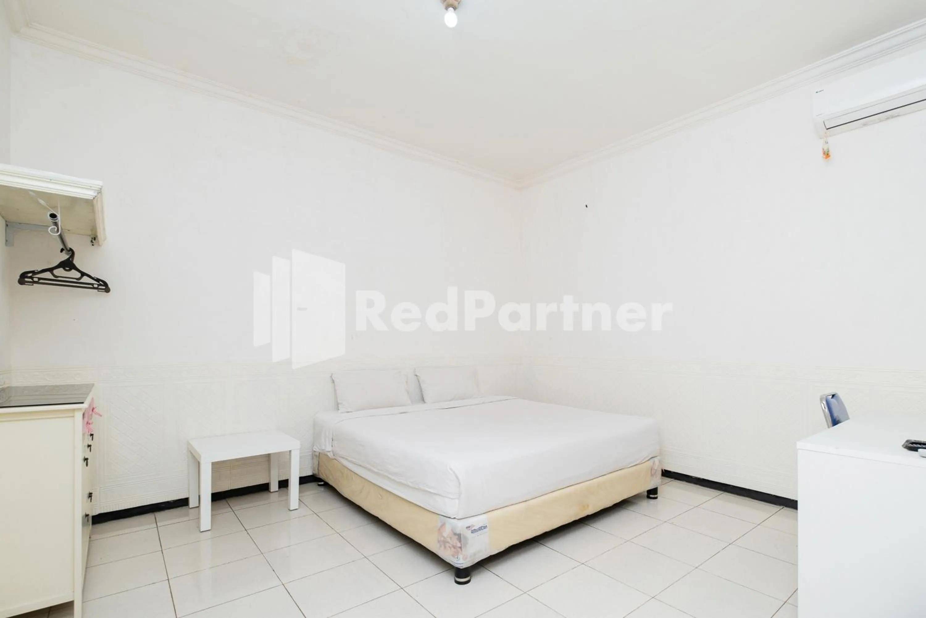 Bed in Dukuh Kupang Residence Mitra RedDoorz
