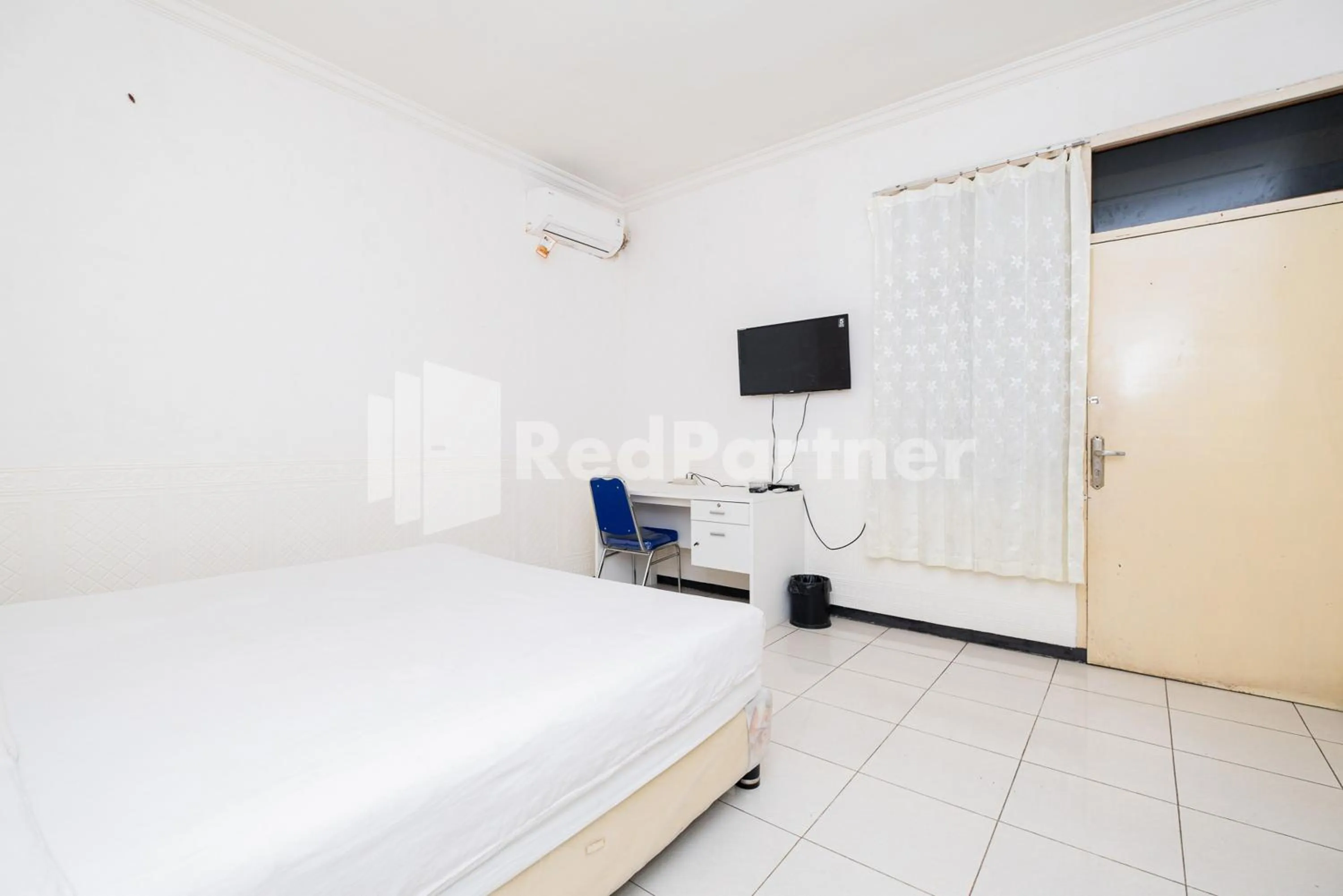 Bed in Dukuh Kupang Residence Mitra RedDoorz