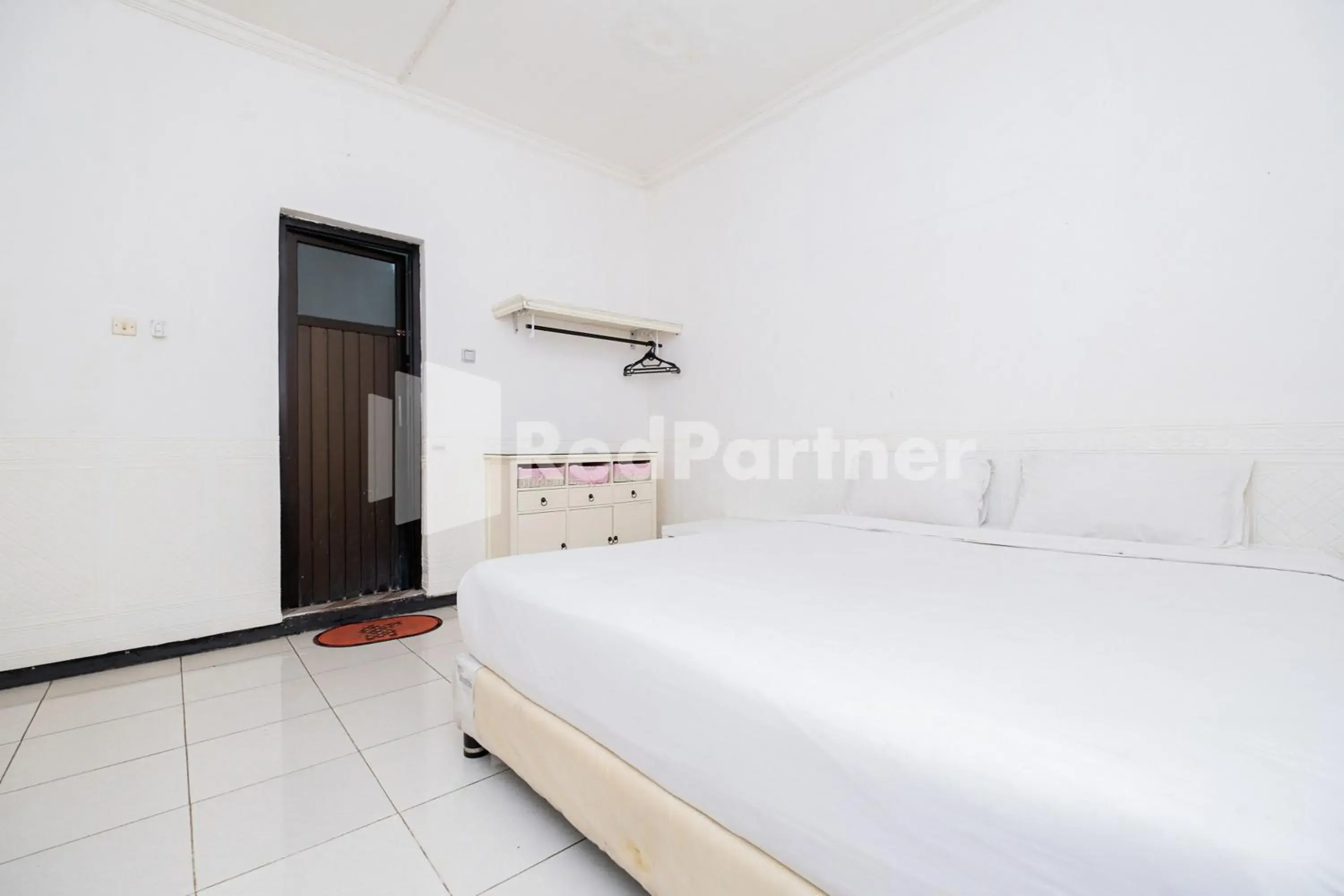 Bed in Dukuh Kupang Residence Mitra RedDoorz Bed in Dukuh Kupang Residence Mitra RedDoorz