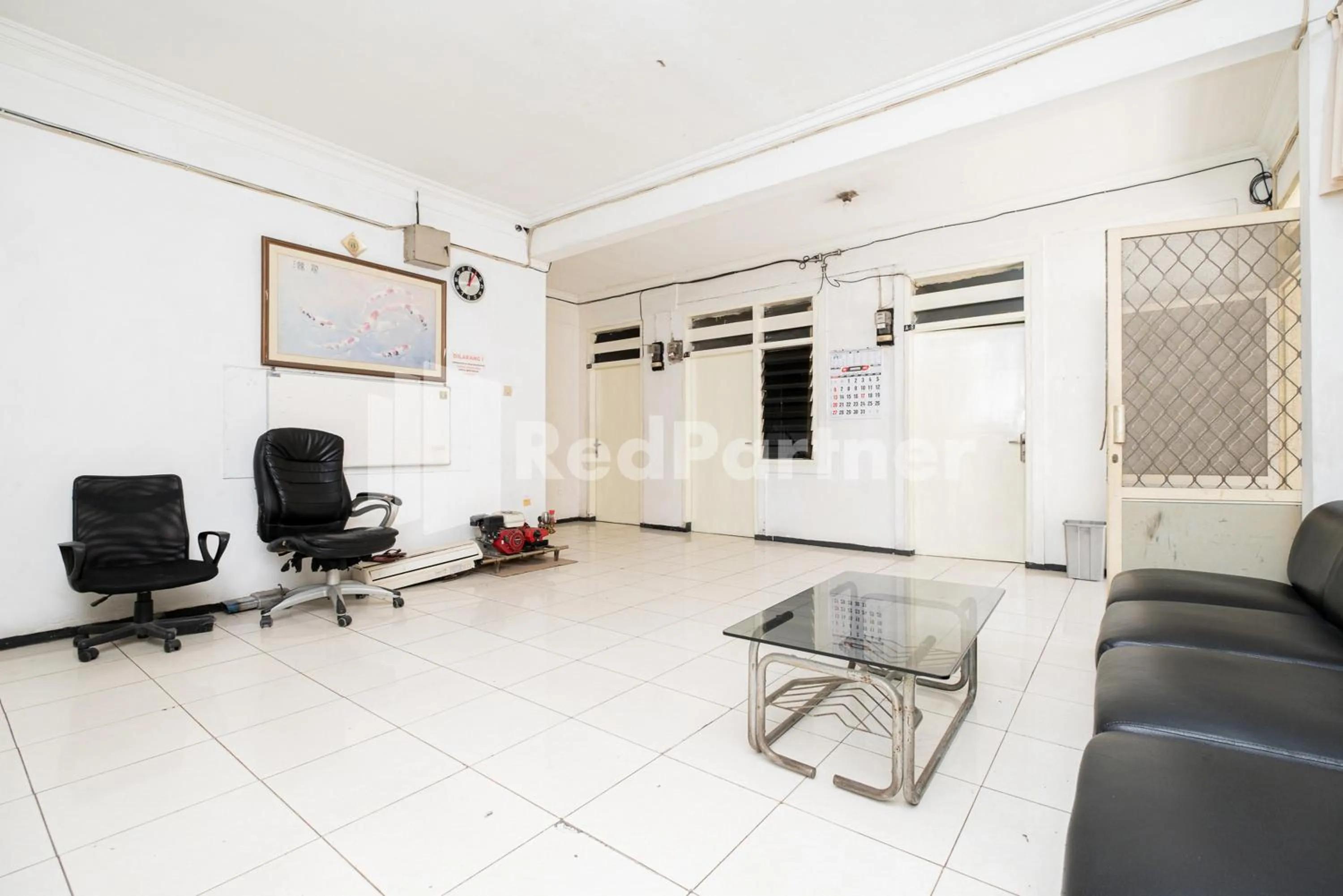 Seating area in Dukuh Kupang Residence Mitra RedDoorz