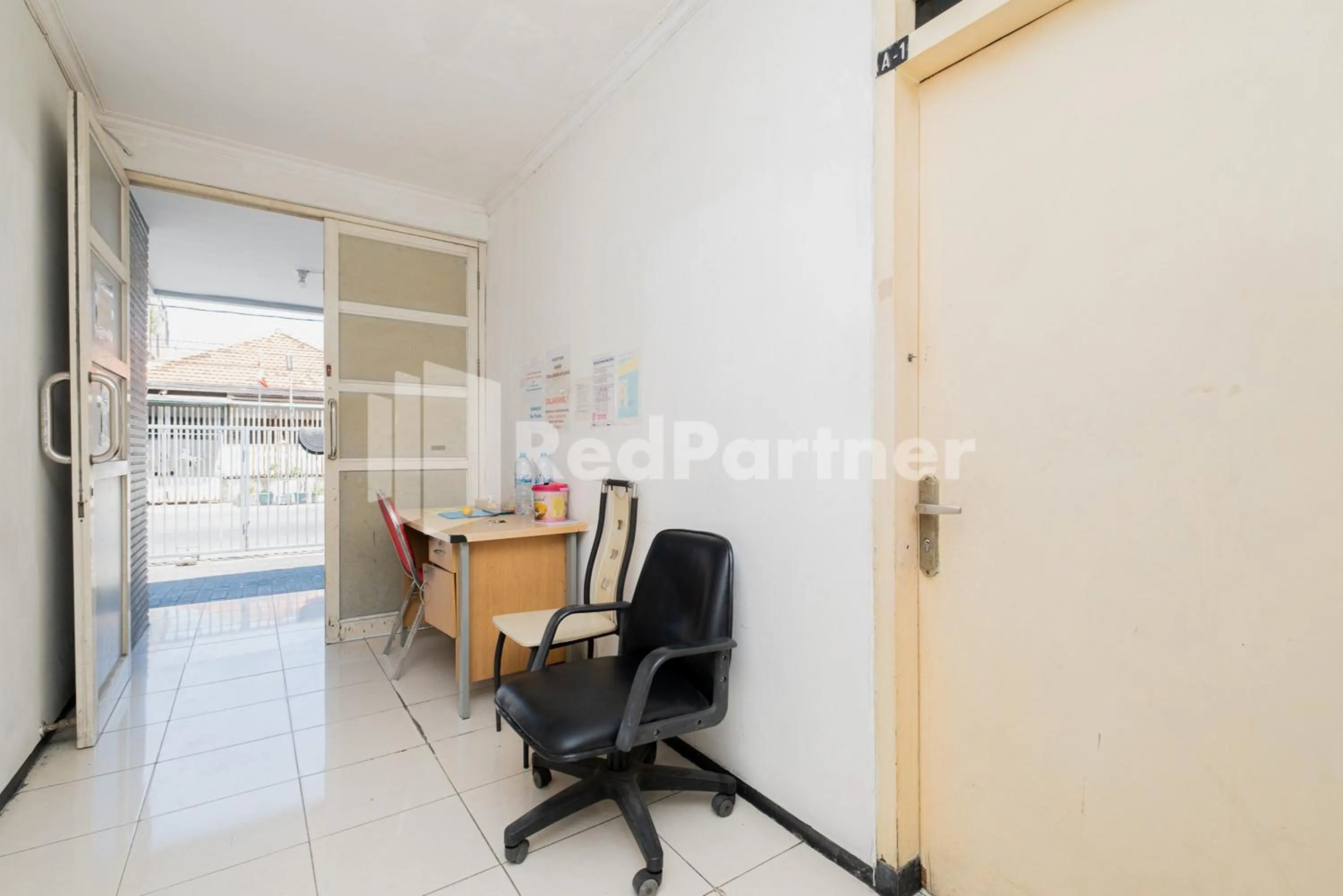 hair dresser in Dukuh Kupang Residence Mitra RedDoorz