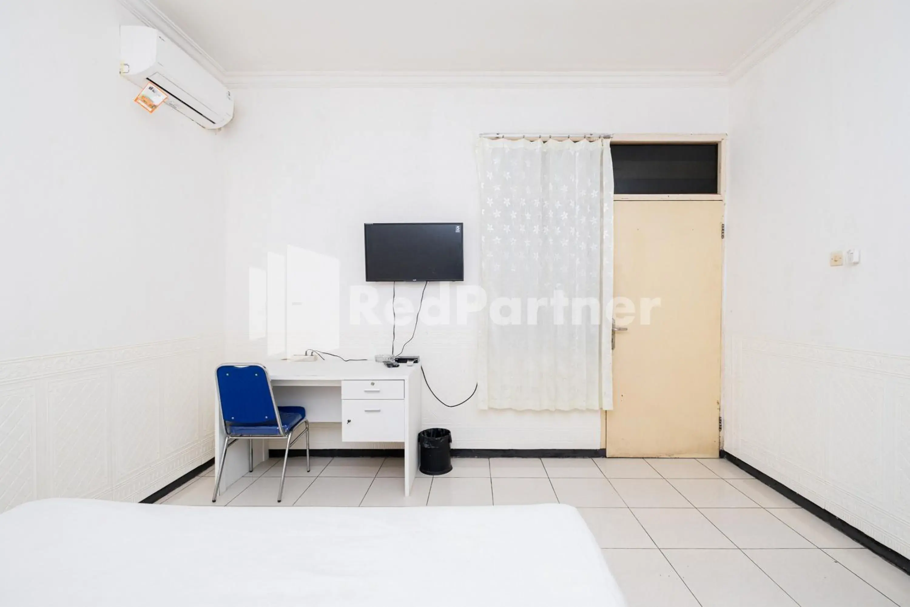 Bed in Dukuh Kupang Residence Mitra RedDoorz Bed in Dukuh Kupang Residence Mitra RedDoorz