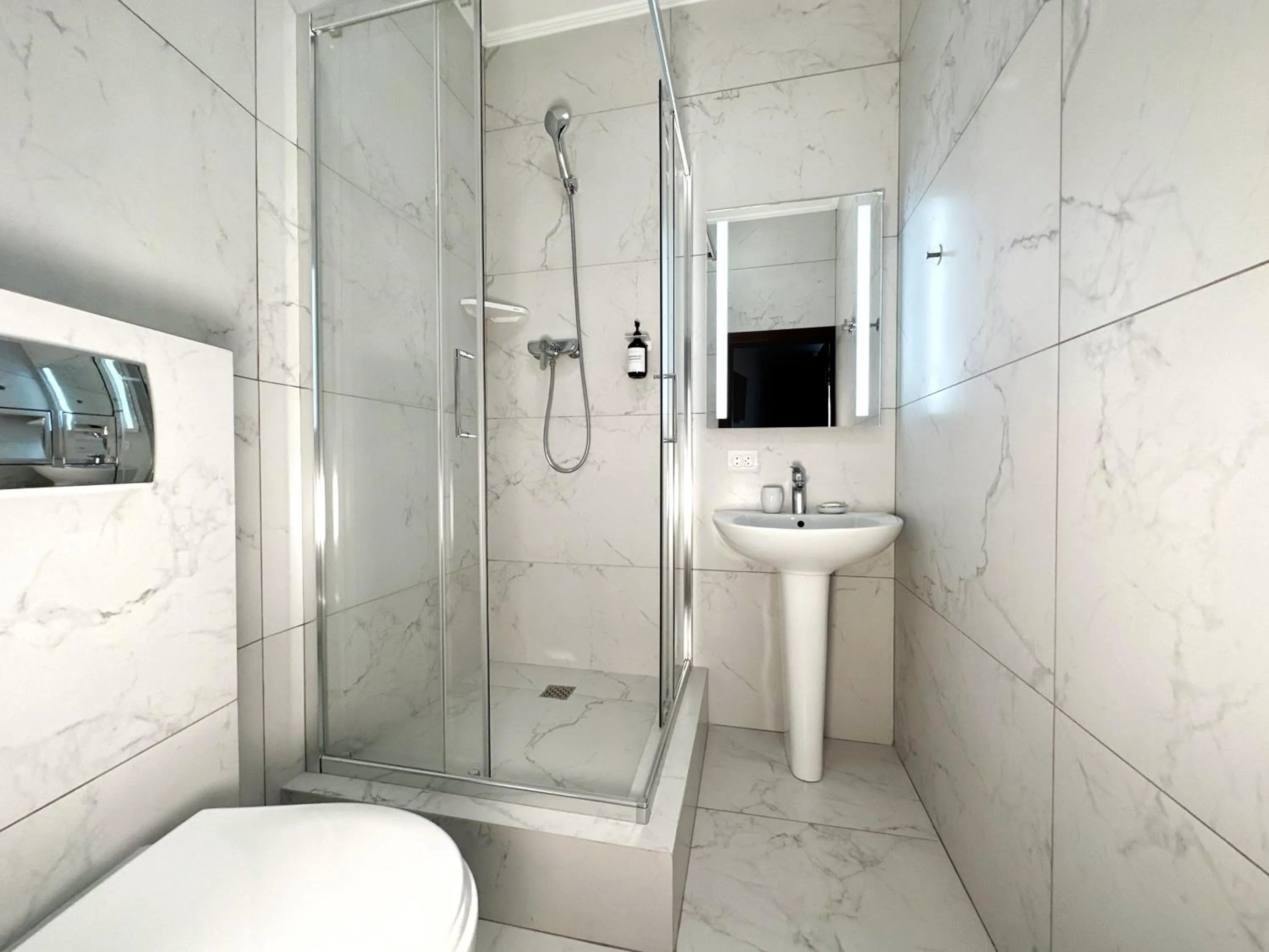 Shower in Hotel Plazma