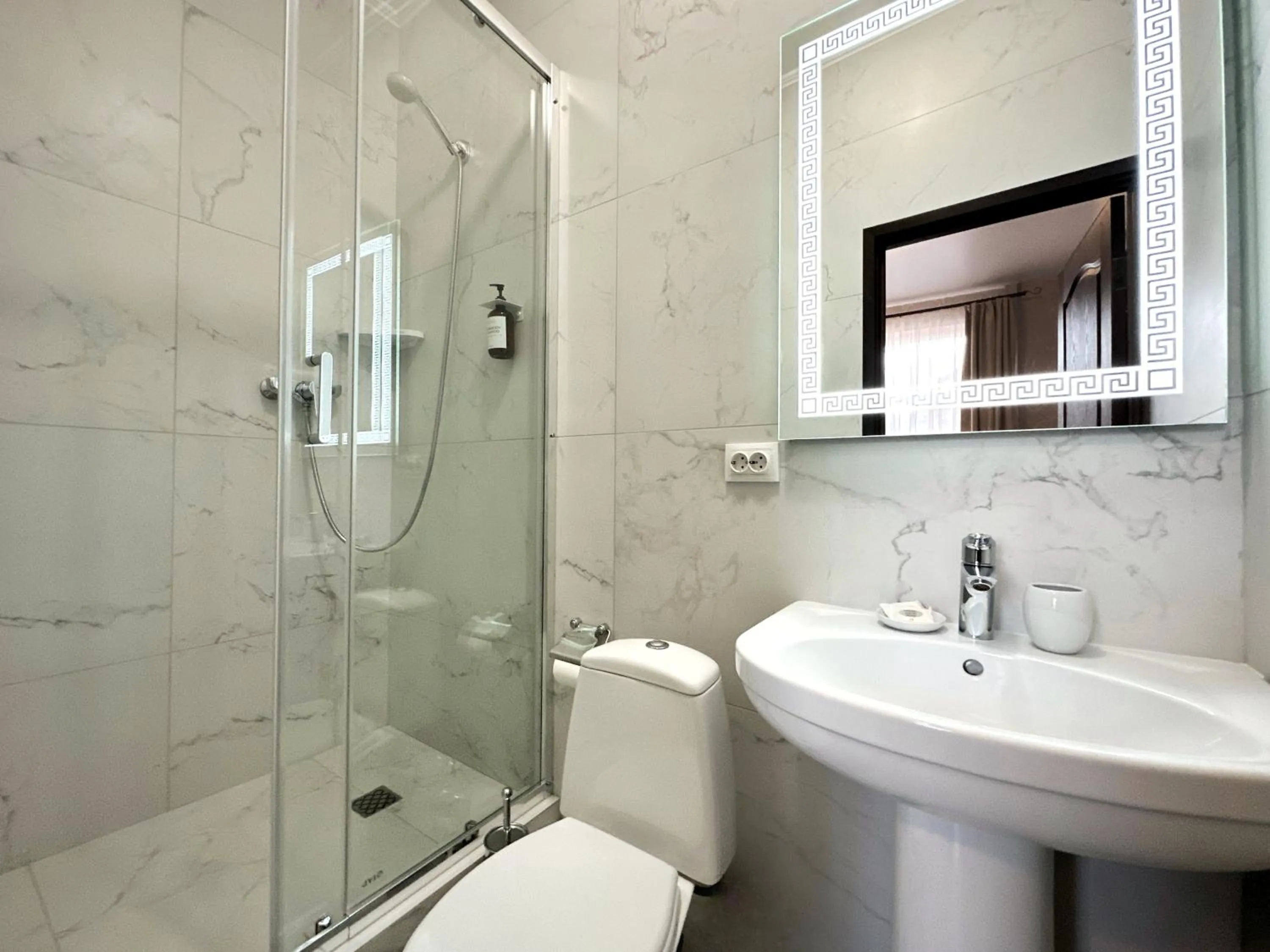 Shower in Hotel Plazma