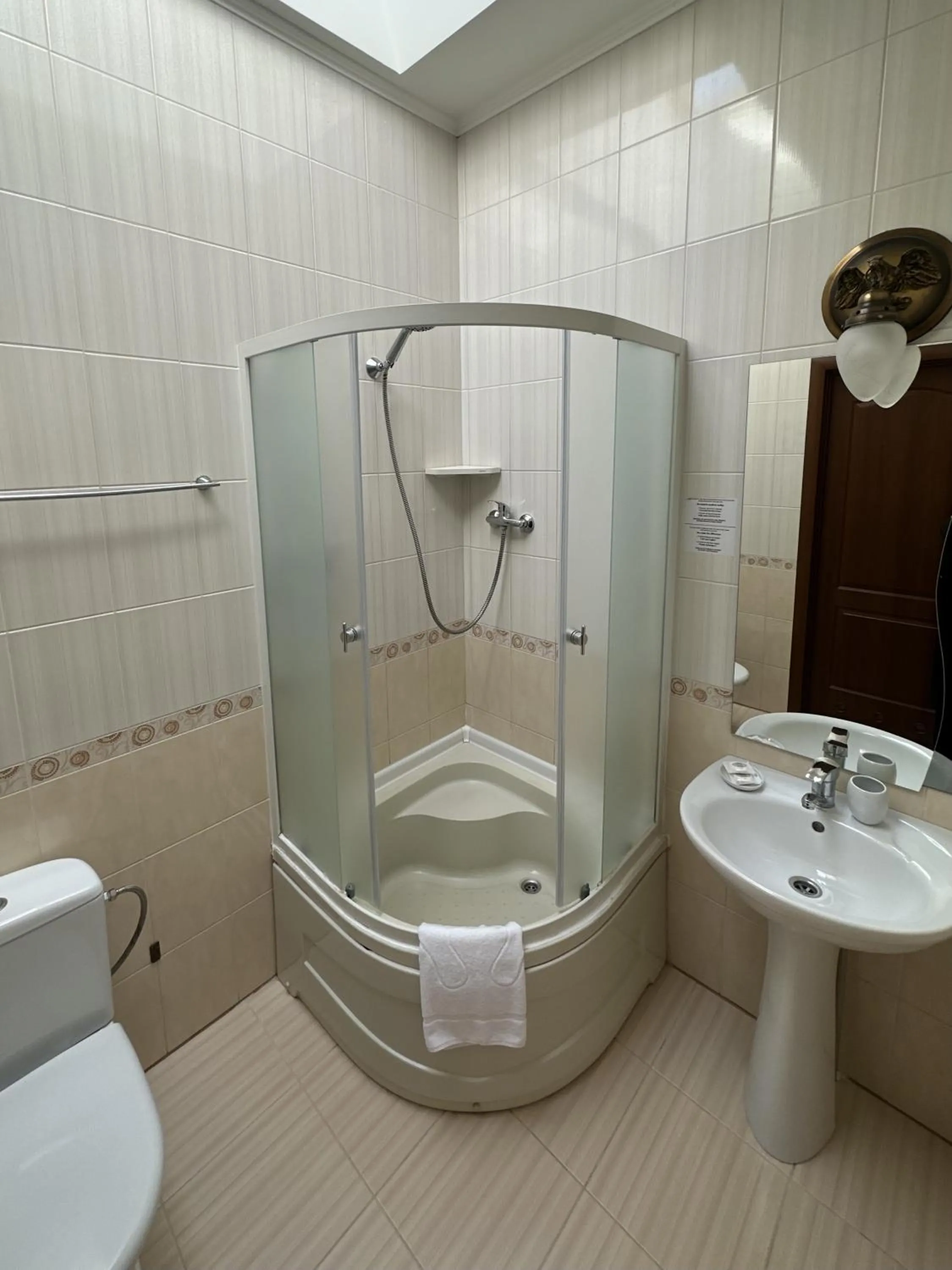 Shower in Hotel Plazma