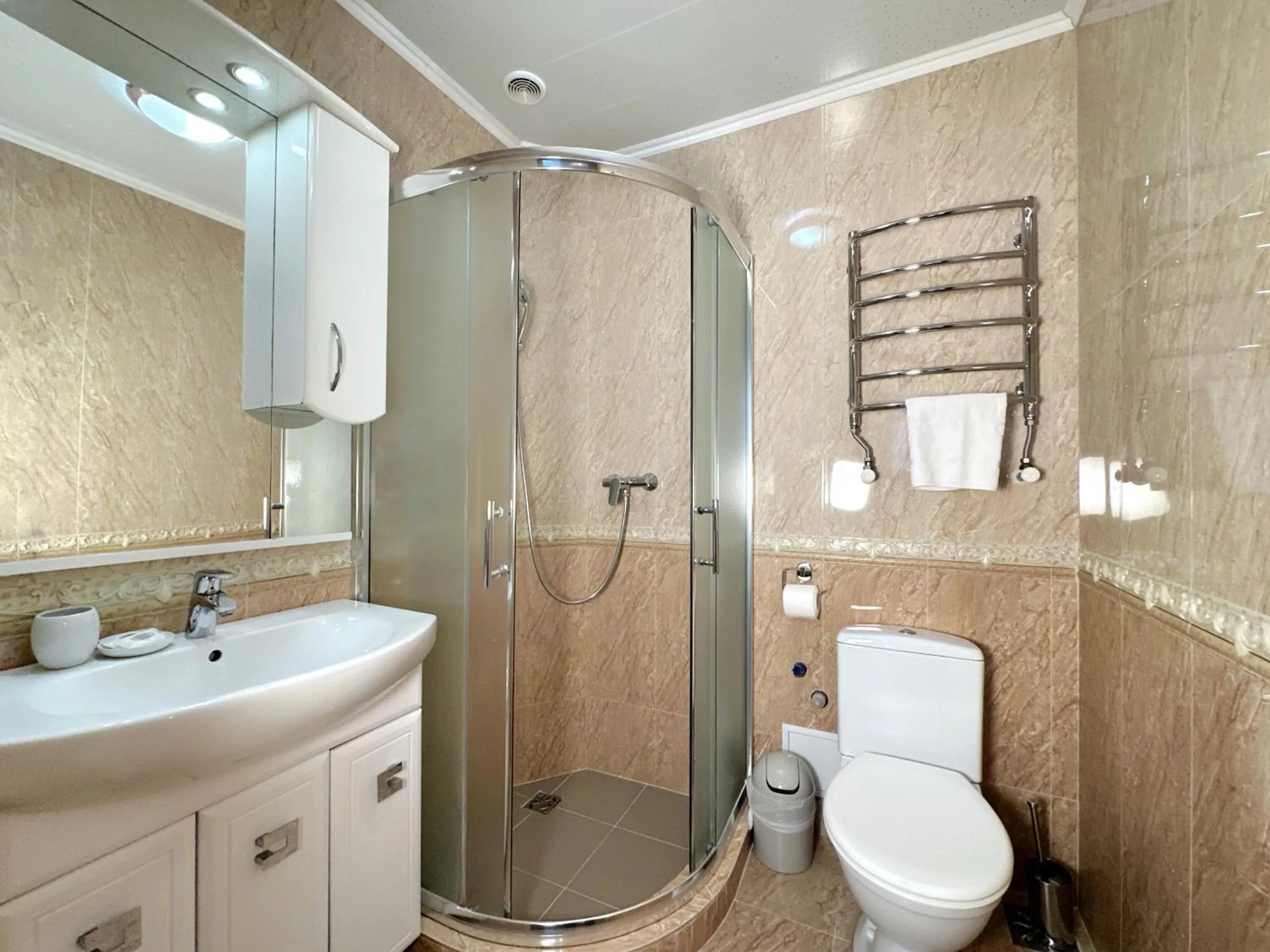 Shower in Hotel Plazma