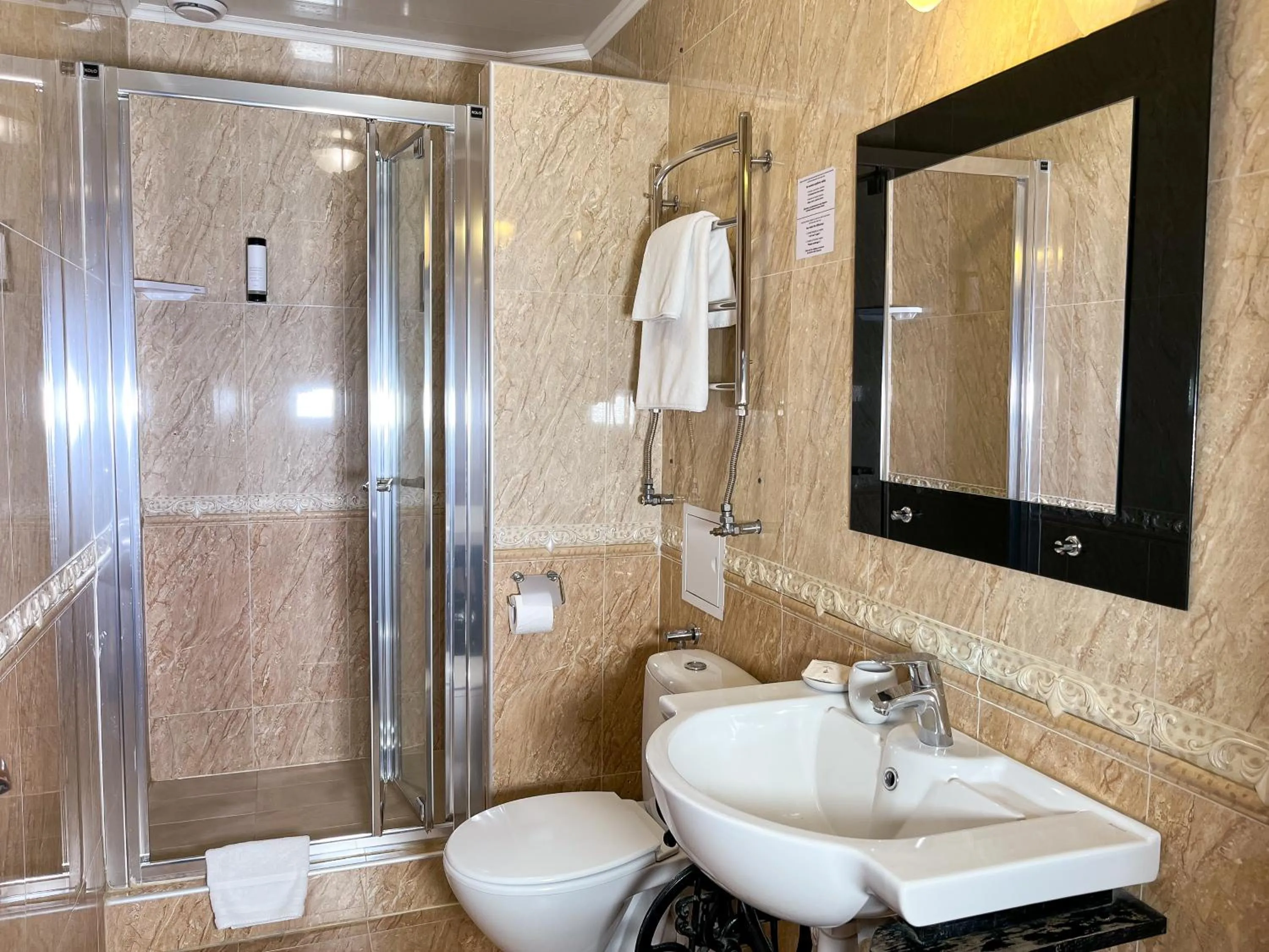 Shower in Hotel Plazma