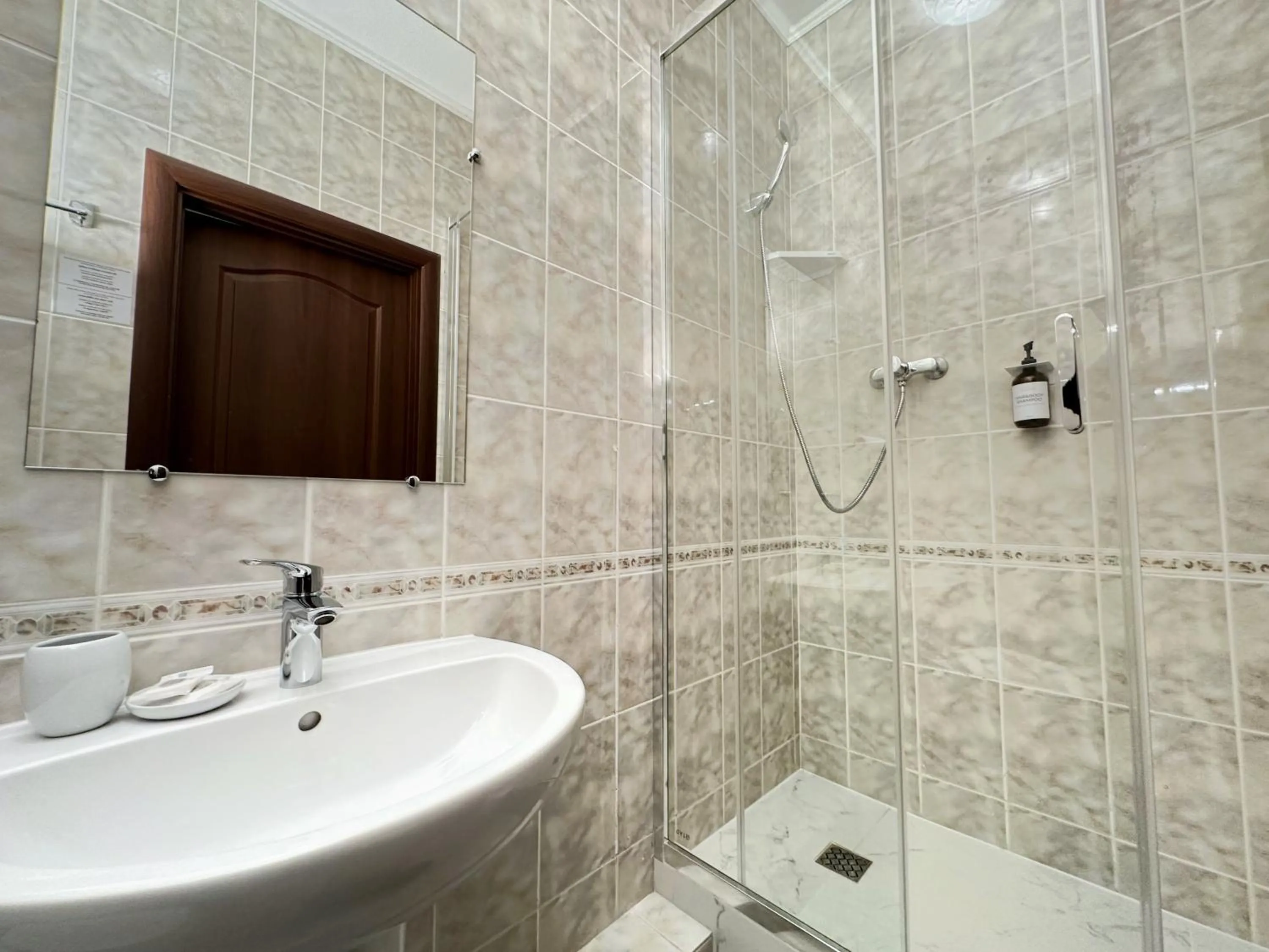 Shower in Hotel Plazma