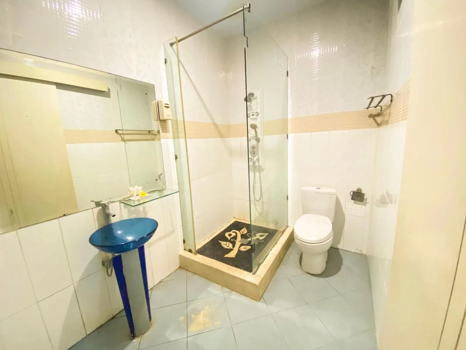 Toilet in Dedy Beach Inn