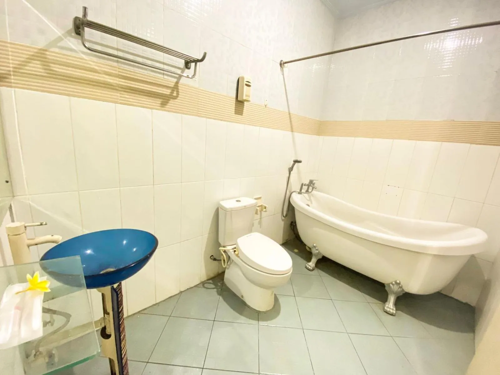 Shower in Dedy Beach Inn