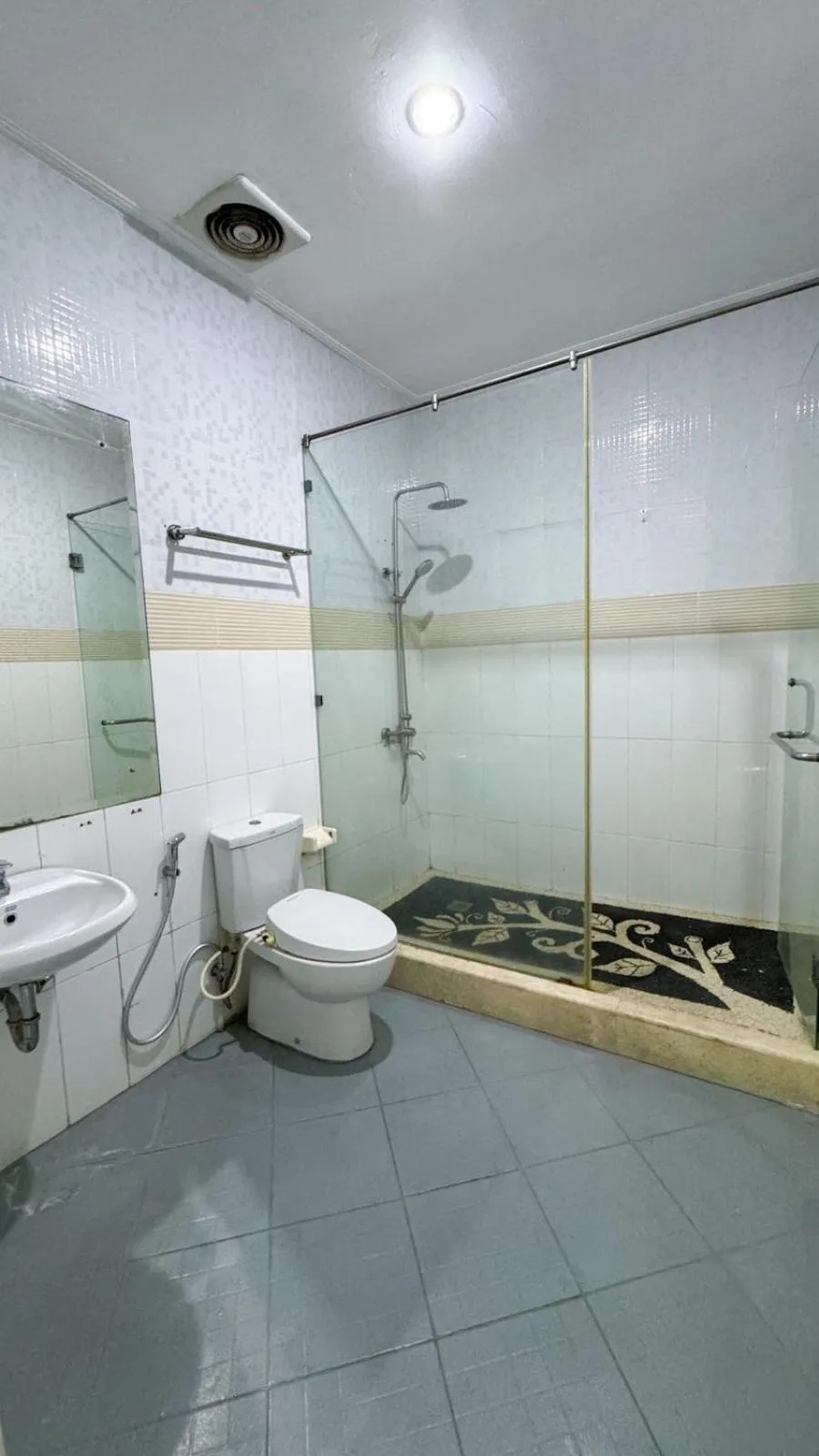 Shower in Dedy Beach Inn