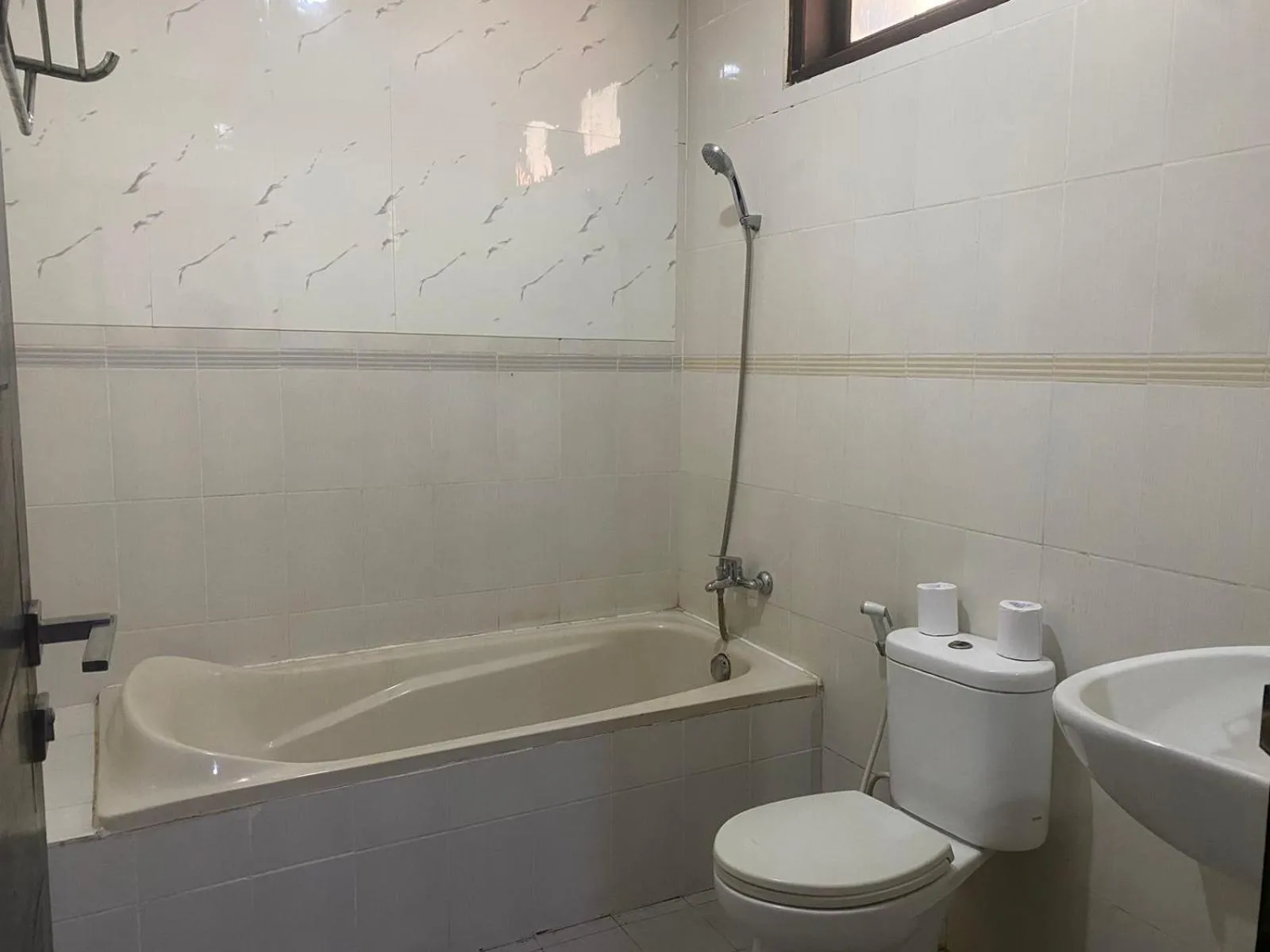 Bathroom in Dedy Beach Inn