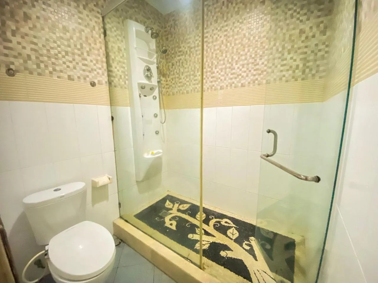 Shower in Dedy Beach Inn