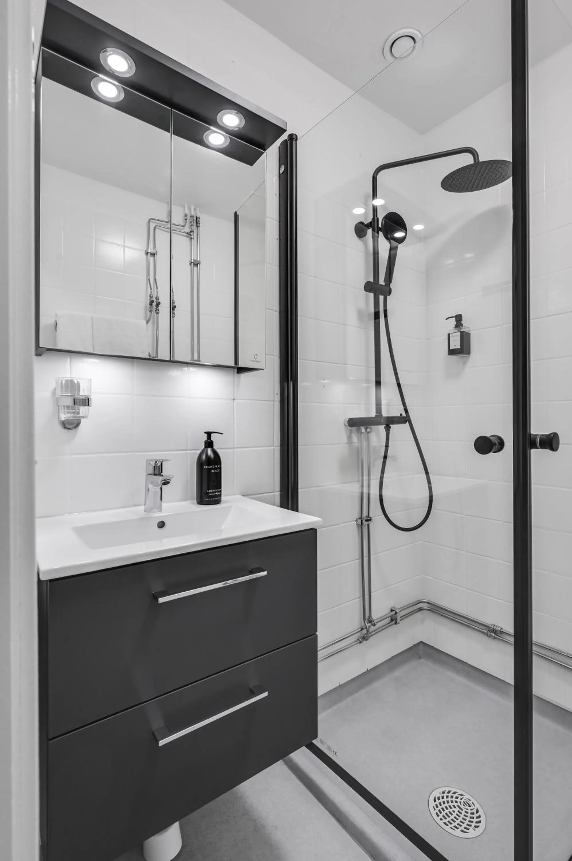 Shower in Hotel Bema