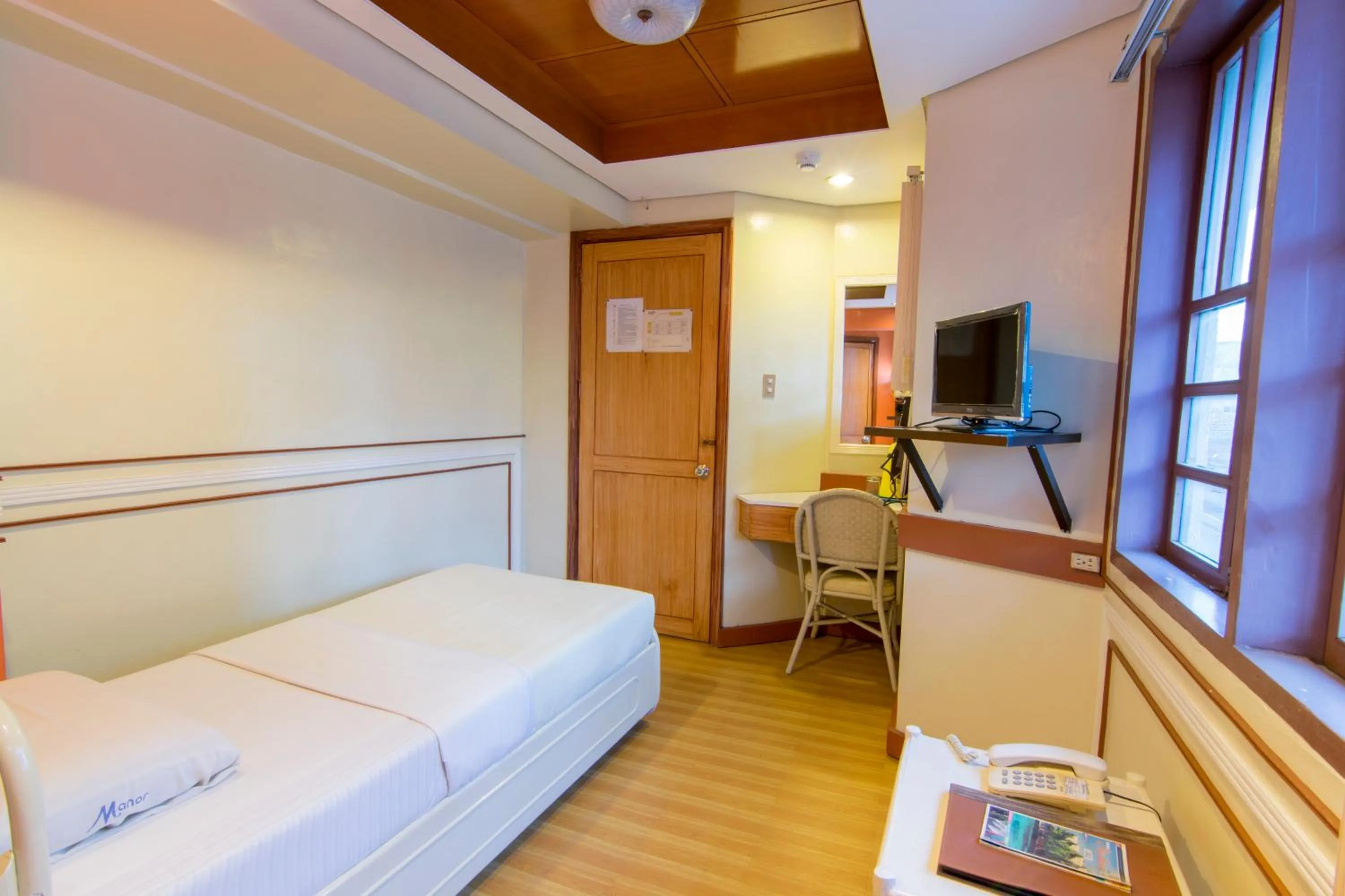 Photo of the whole room, Bed in The Manor Hotel