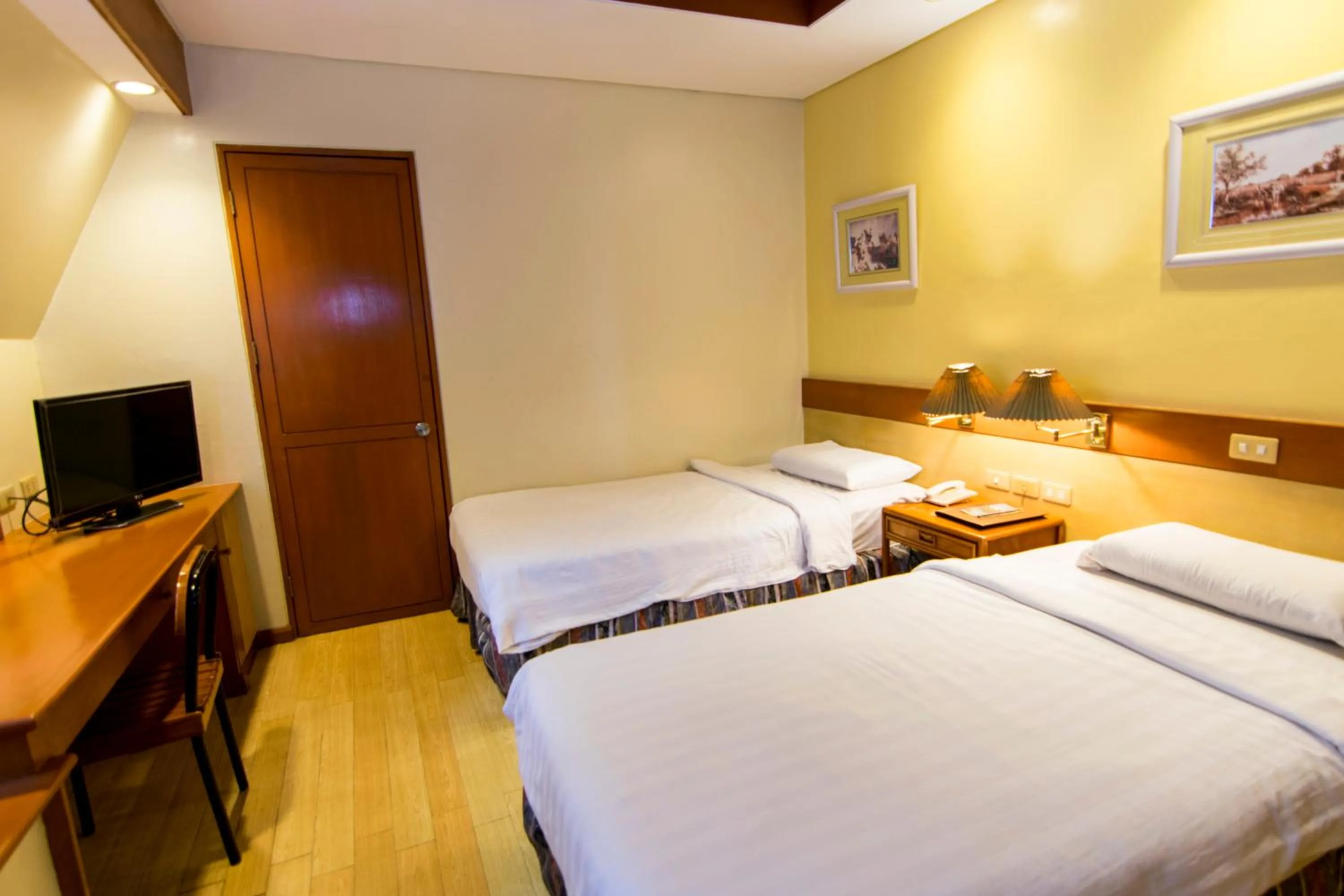 Bedroom, Bed in The Manor Hotel