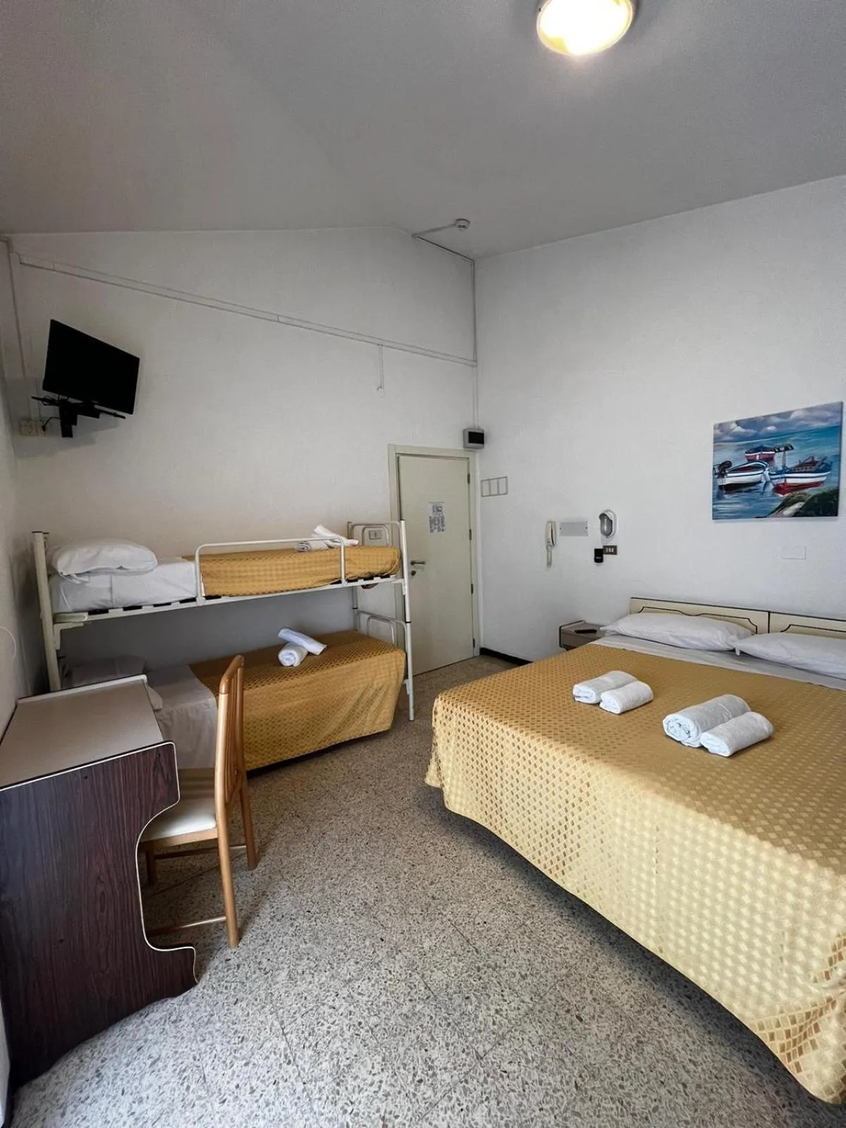 bunk bed, Bed in Hotel Till