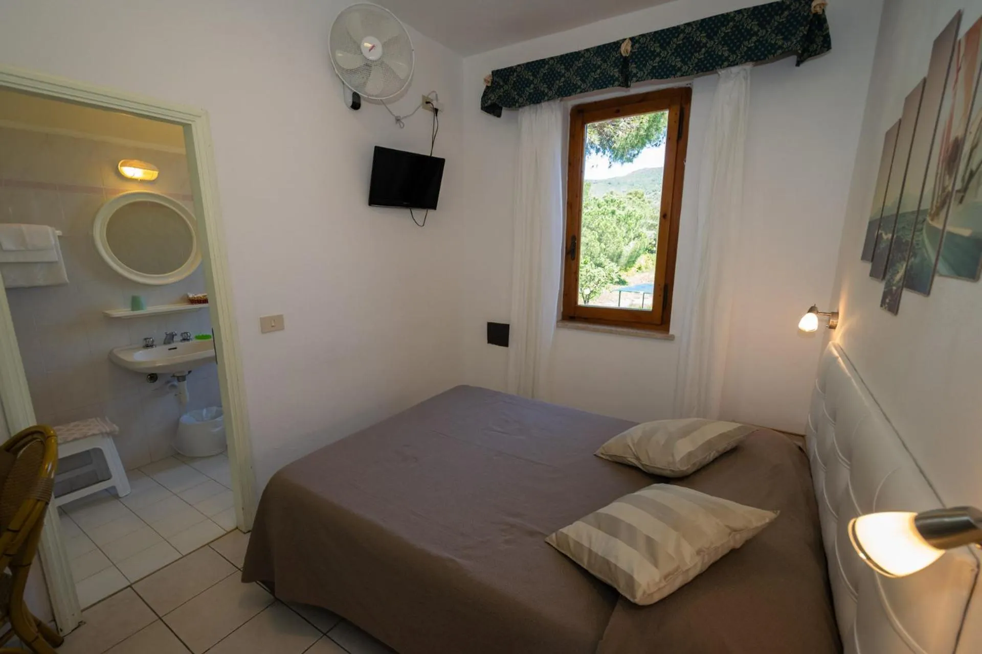 Bathroom, Bed in Hotel Giardino