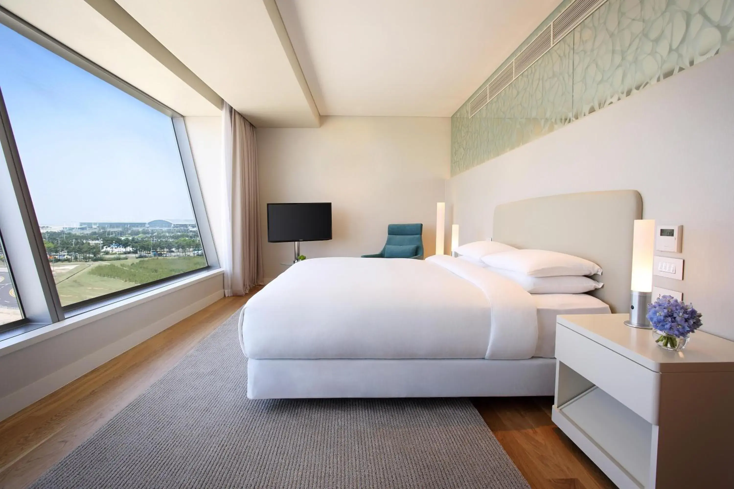 Photo of the whole room, Bed in Grand Hyatt Incheon Photo of the whole room, Bed in Grand Hyatt Incheon