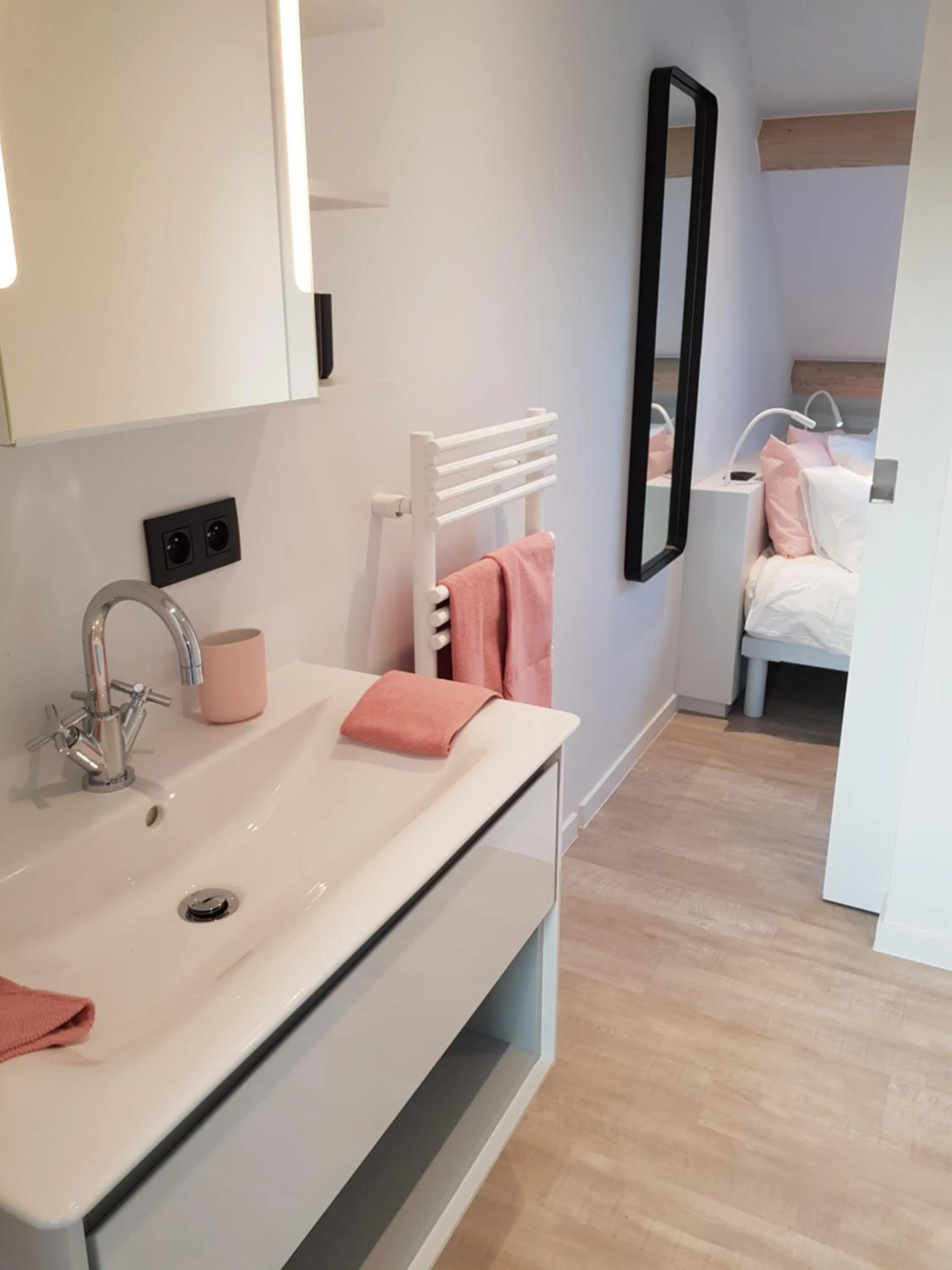 Bathroom, Bed in Homey - Kortrijk