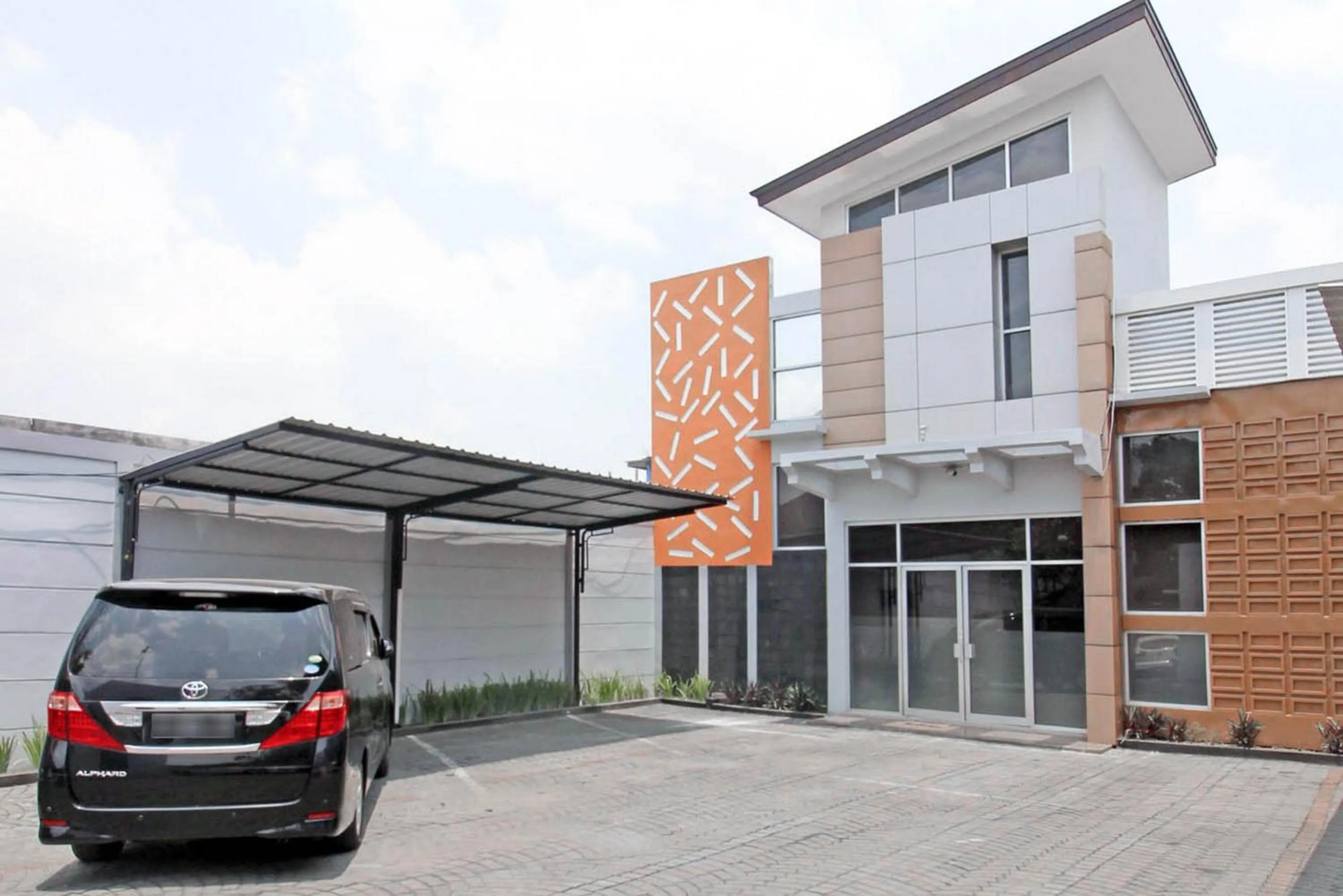 Facade/entrance in RedDoorz near Hartono Mall 3