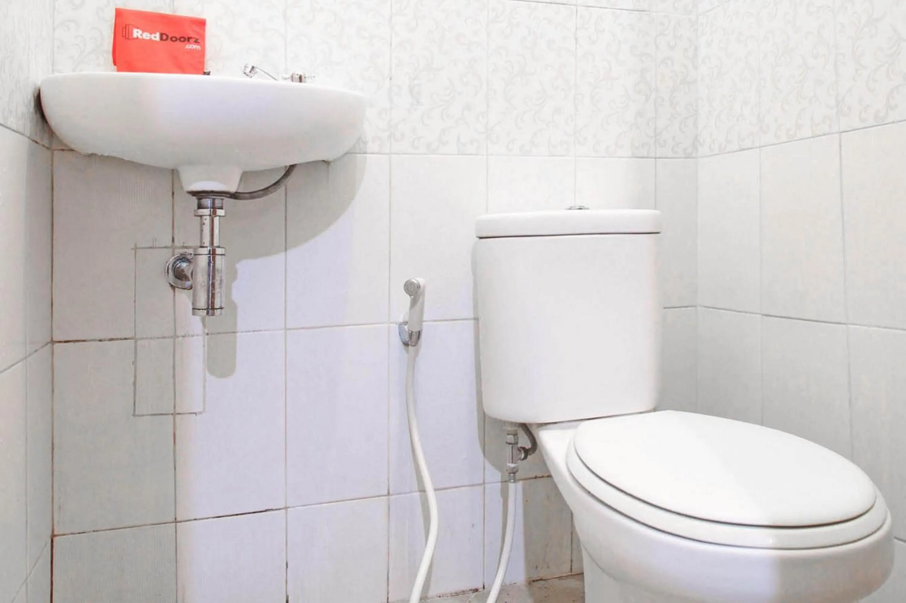Bathroom in RedDoorz near Hartono Mall 3