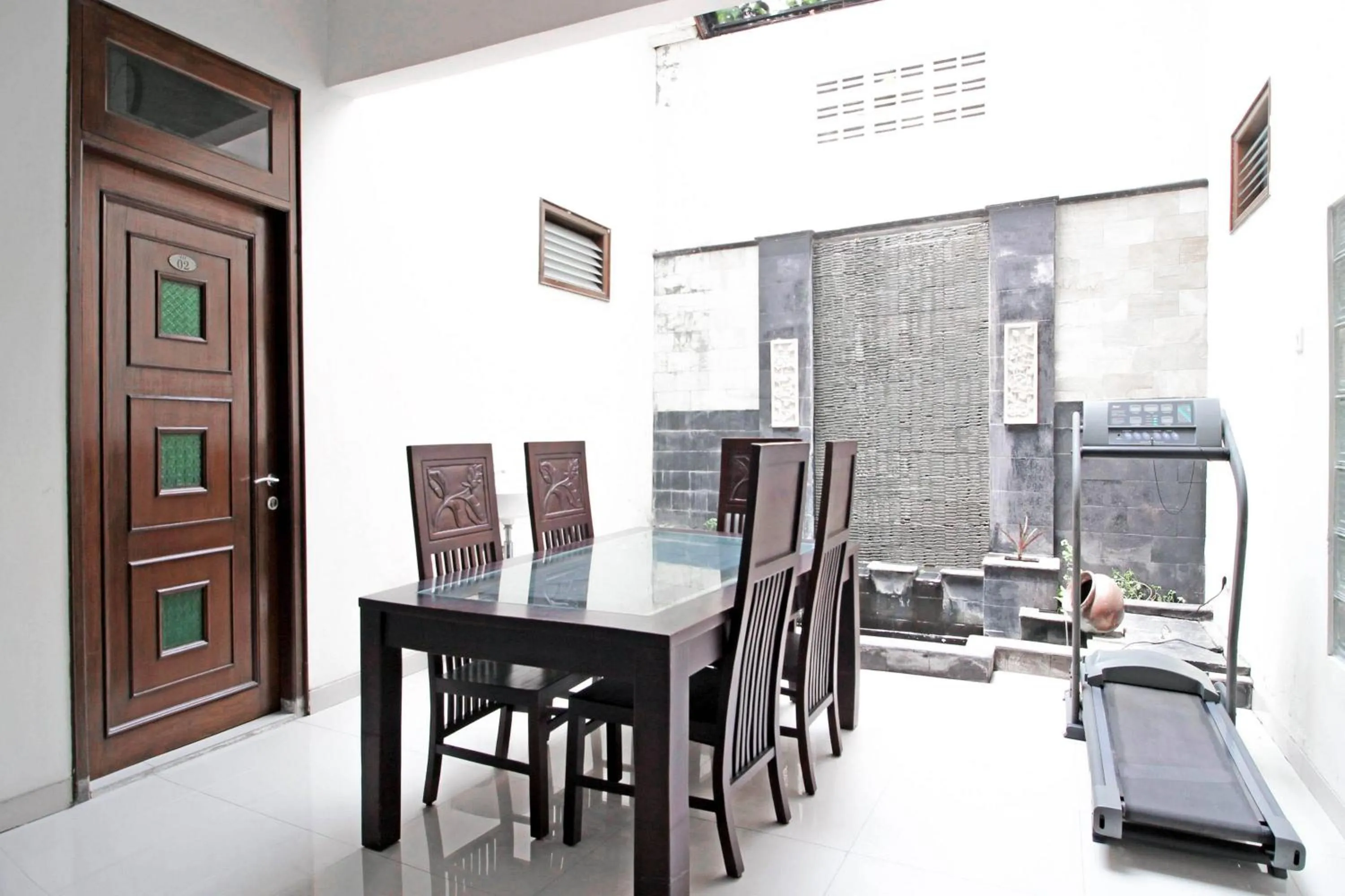 Seating area in RedDoorz near Hartono Mall 3