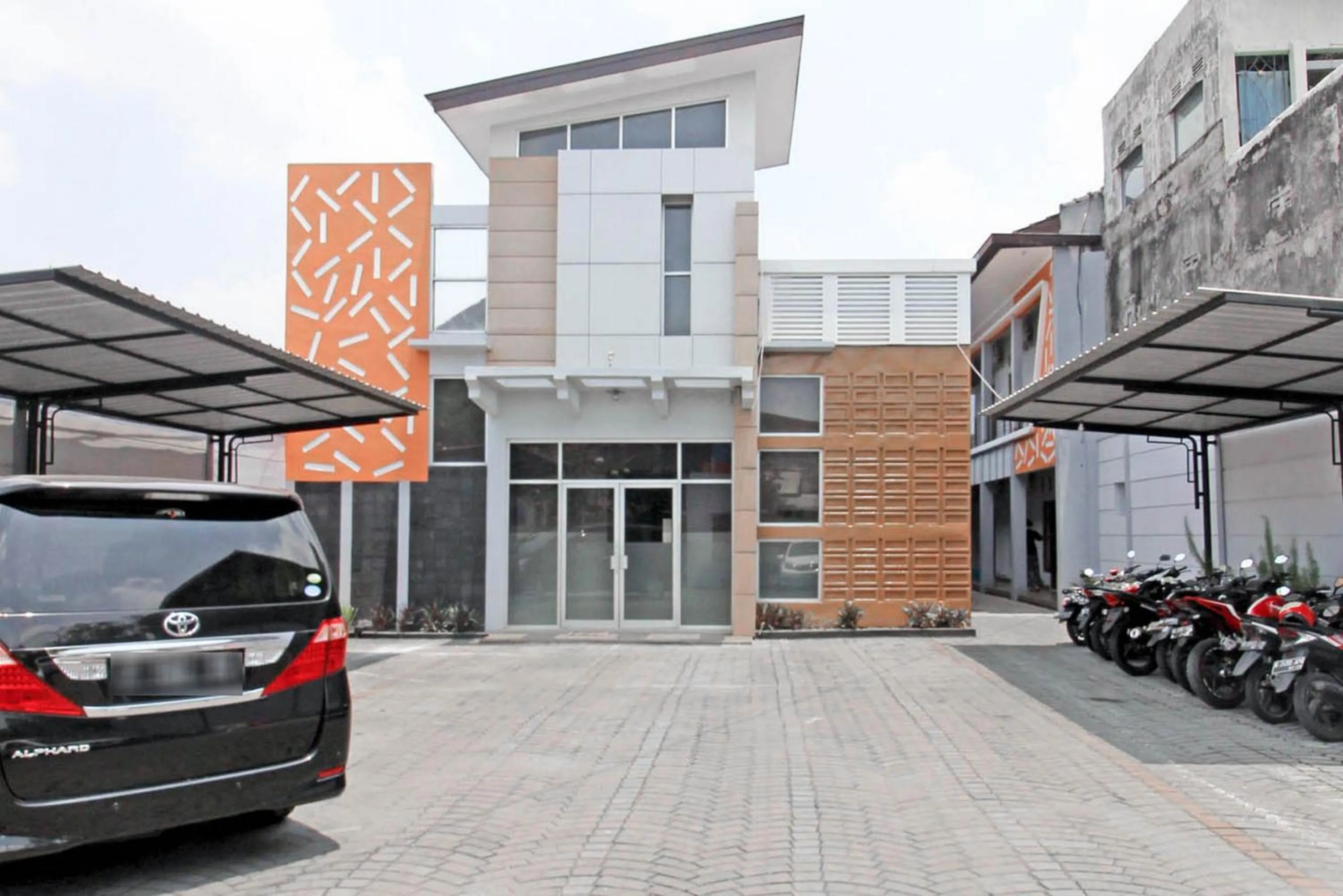 Facade/entrance in RedDoorz near Hartono Mall 3