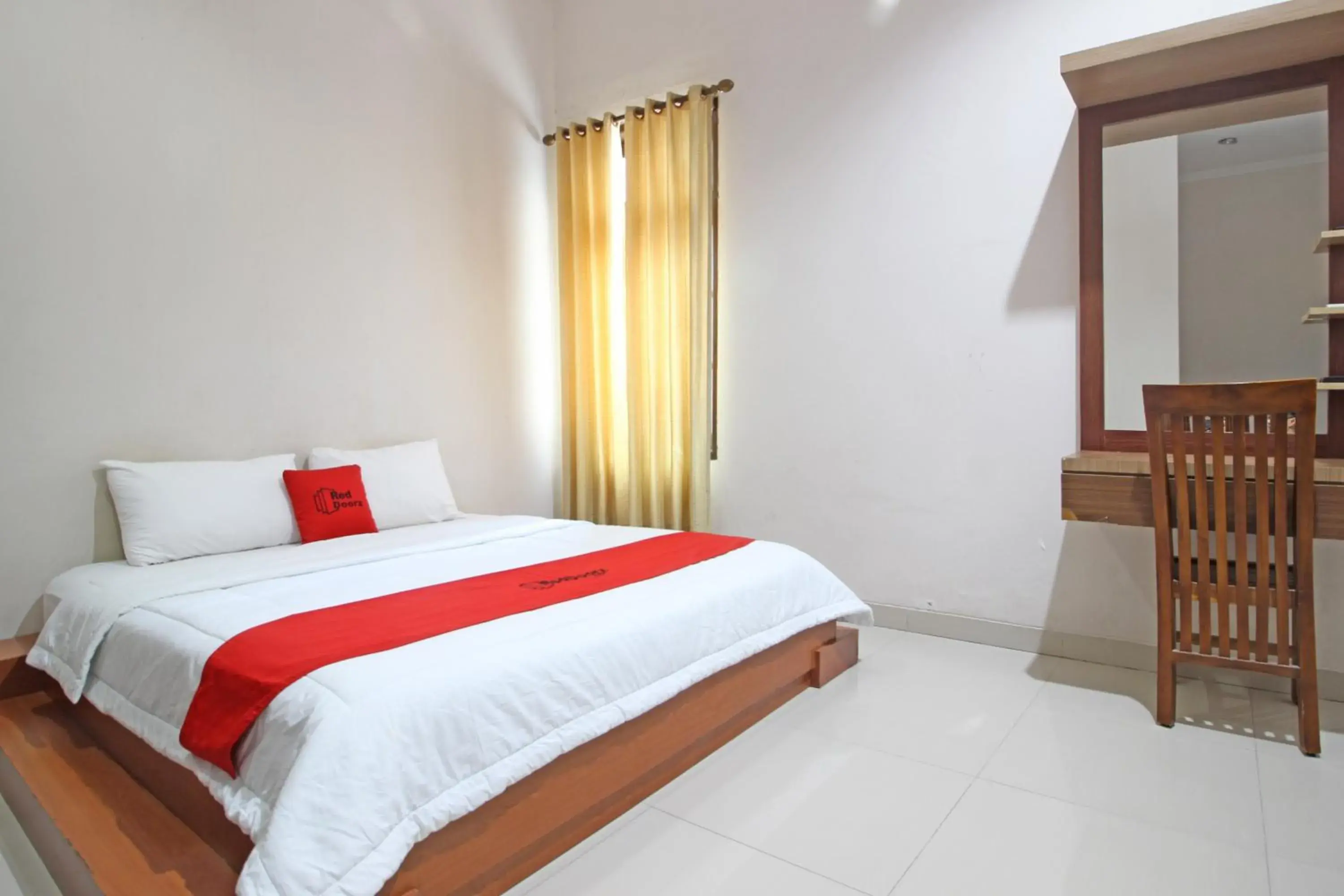 Bedroom, Bed in RedDoorz near Hartono Mall 3 Bedroom, Bed in RedDoorz near Hartono Mall 3