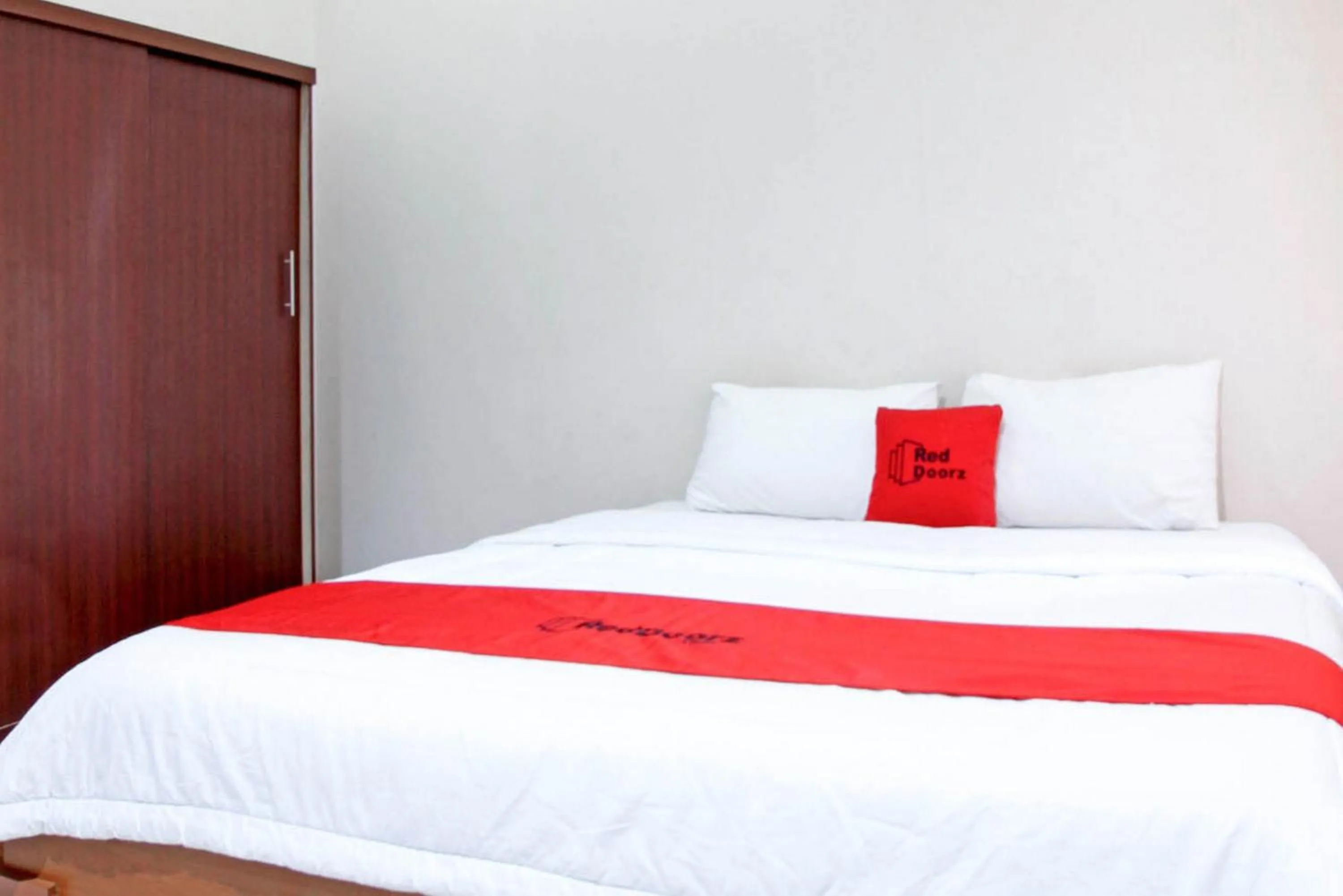 Bedroom, Bed in RedDoorz near Hartono Mall 3
