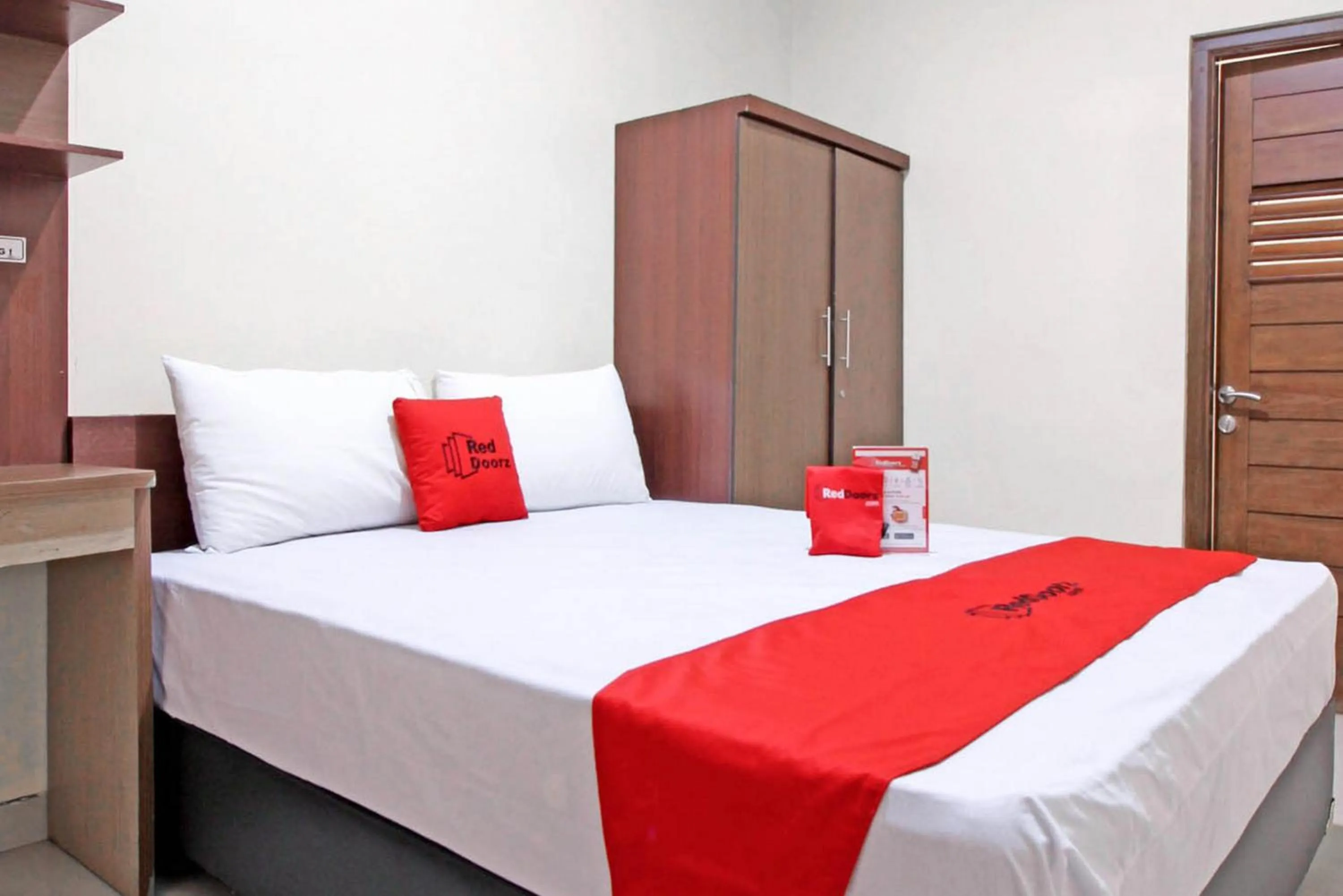 Bedroom, Bed in RedDoorz near Hartono Mall 3