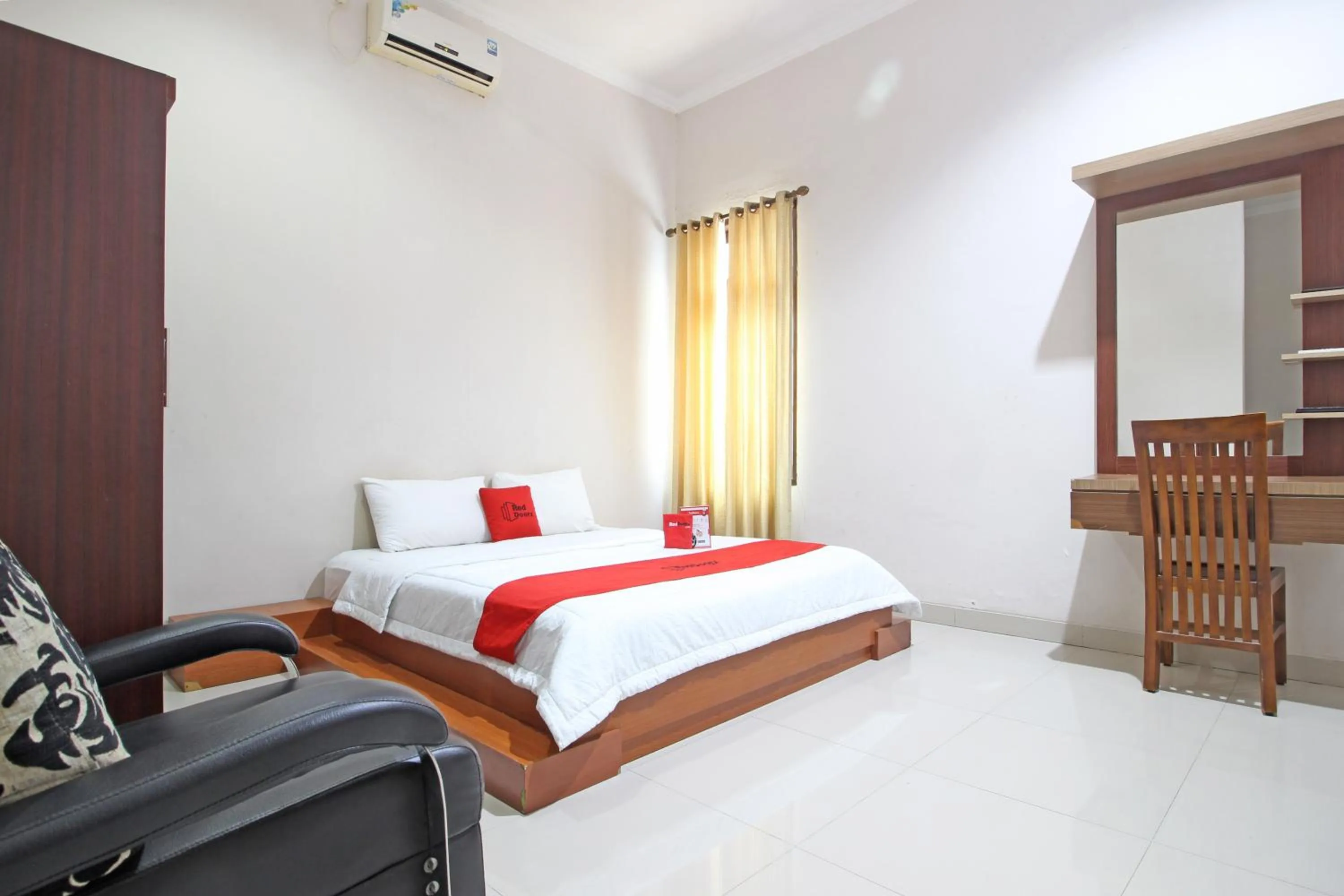 Bedroom, Bed in RedDoorz near Hartono Mall 3
