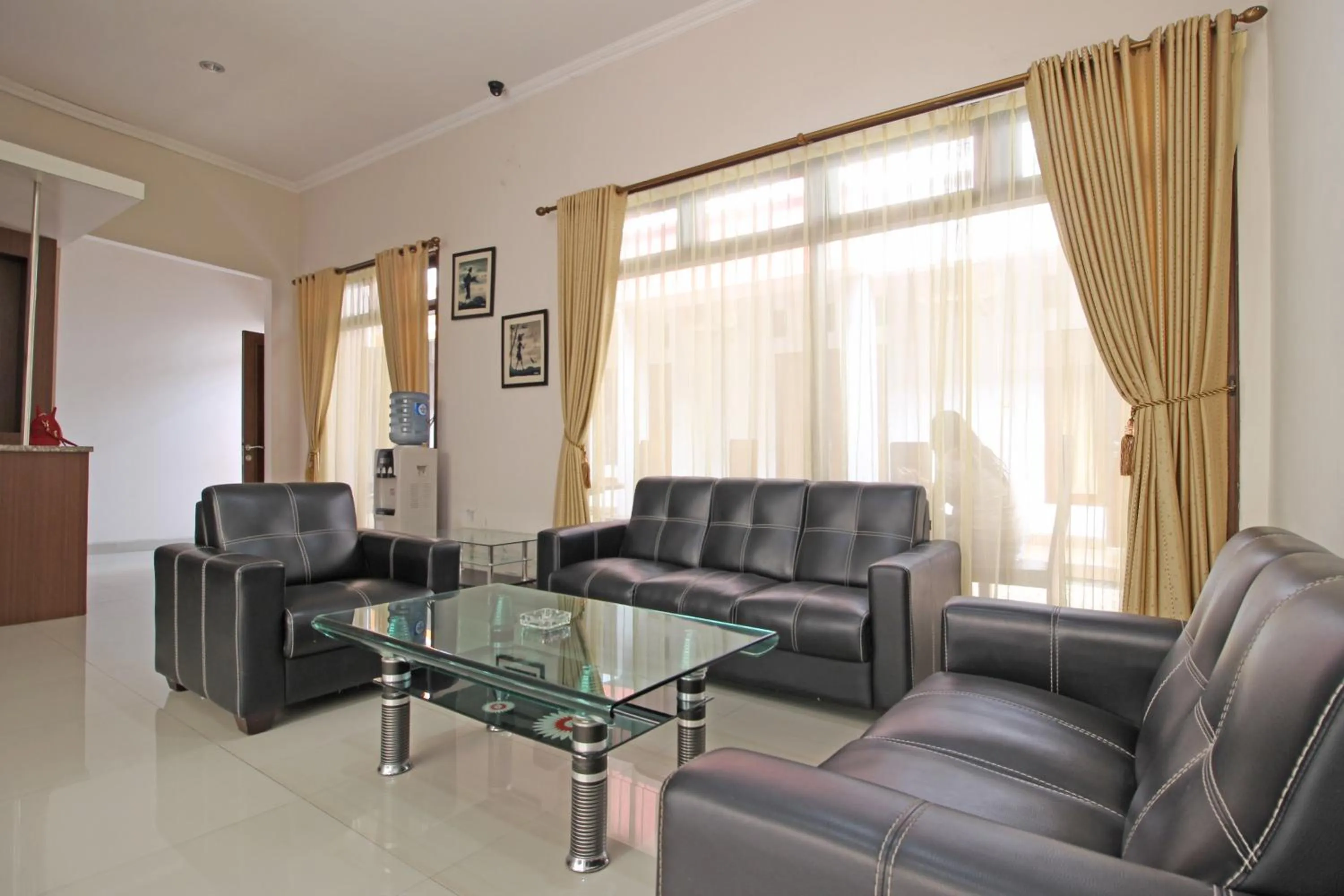 Lobby or reception in RedDoorz near Hartono Mall 3