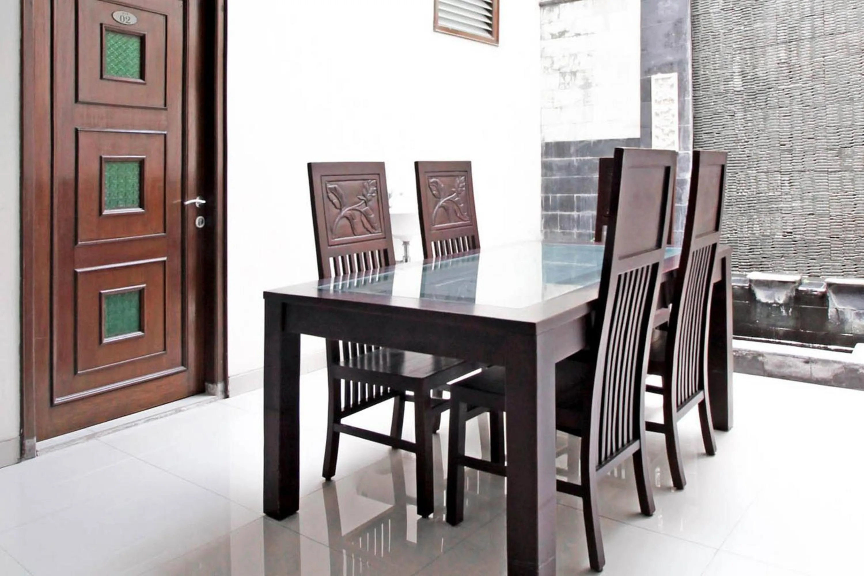 Seating area in RedDoorz near Hartono Mall 3