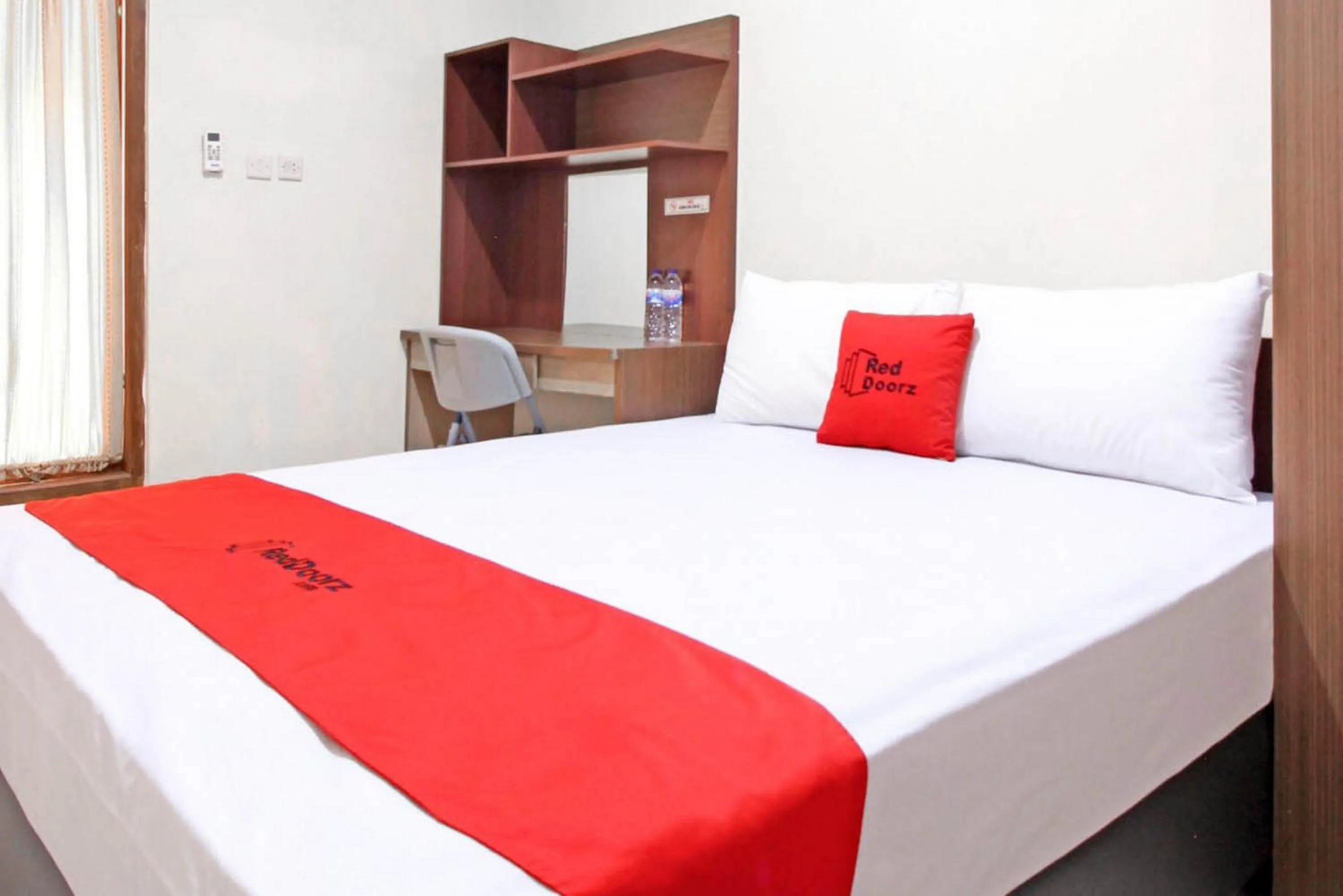 Bedroom, Bed in RedDoorz near Hartono Mall 3