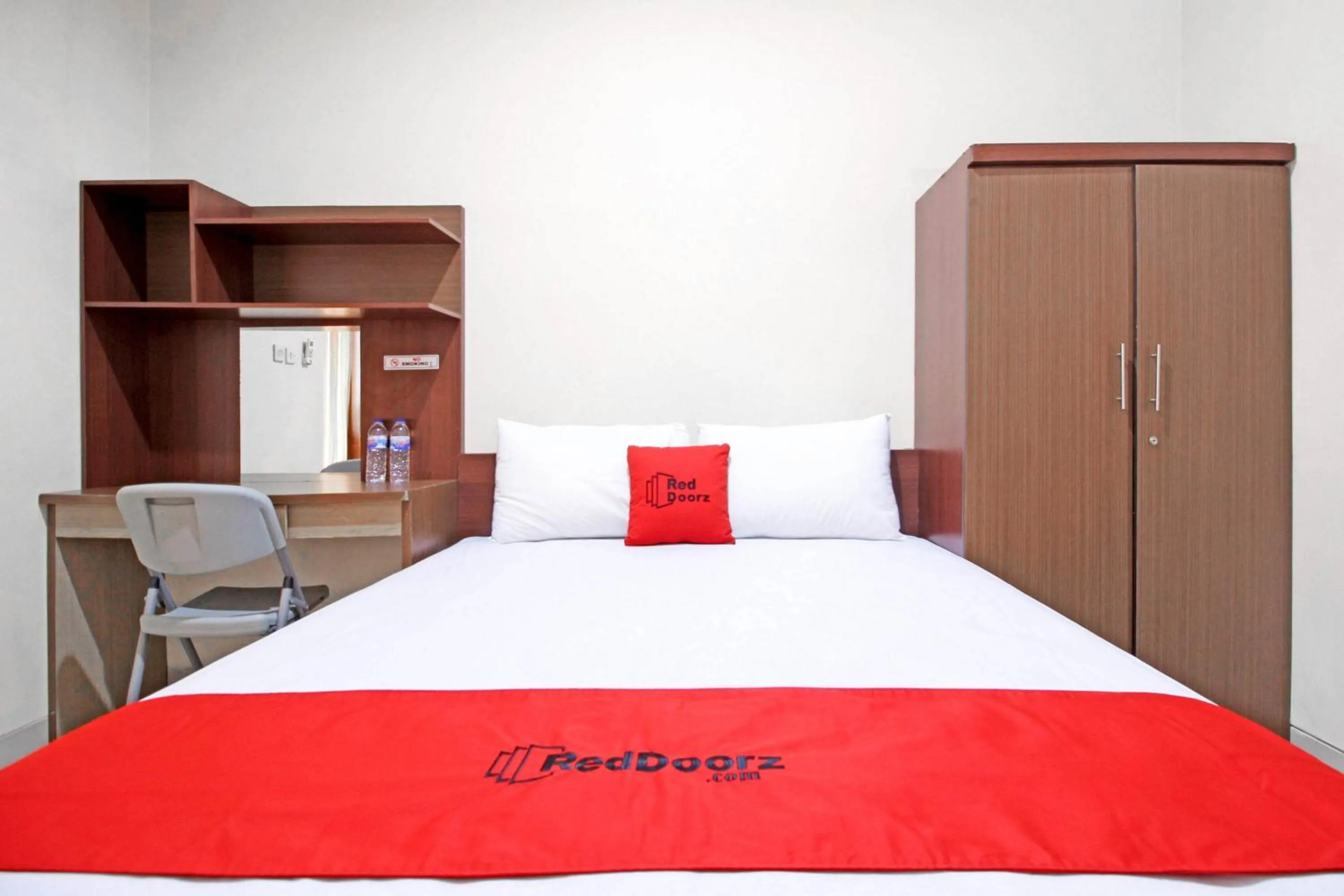 Bedroom, Bed in RedDoorz near Hartono Mall 3