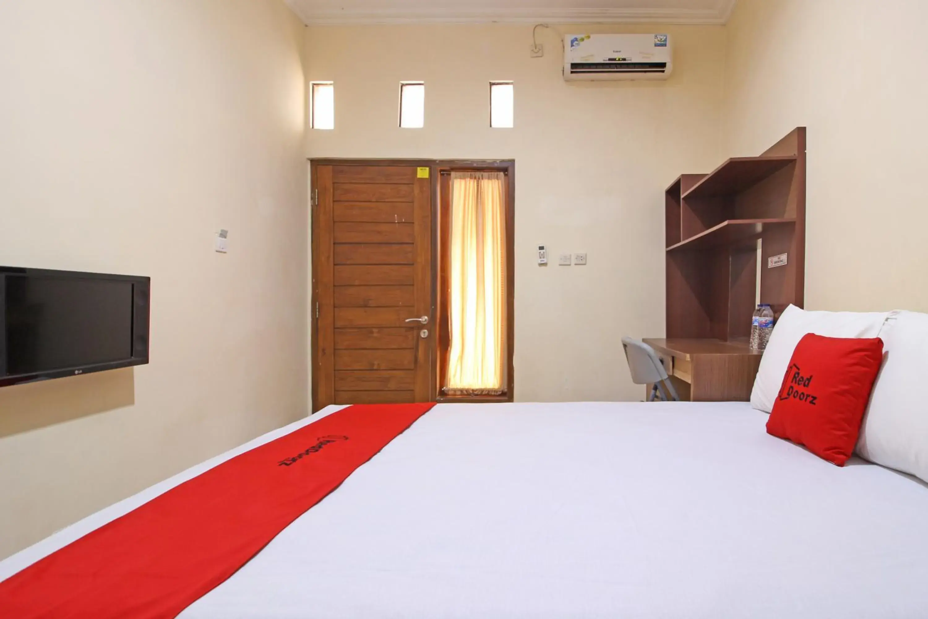 Bedroom, Bed in RedDoorz near Hartono Mall 3 Bedroom, Bed in RedDoorz near Hartono Mall 3