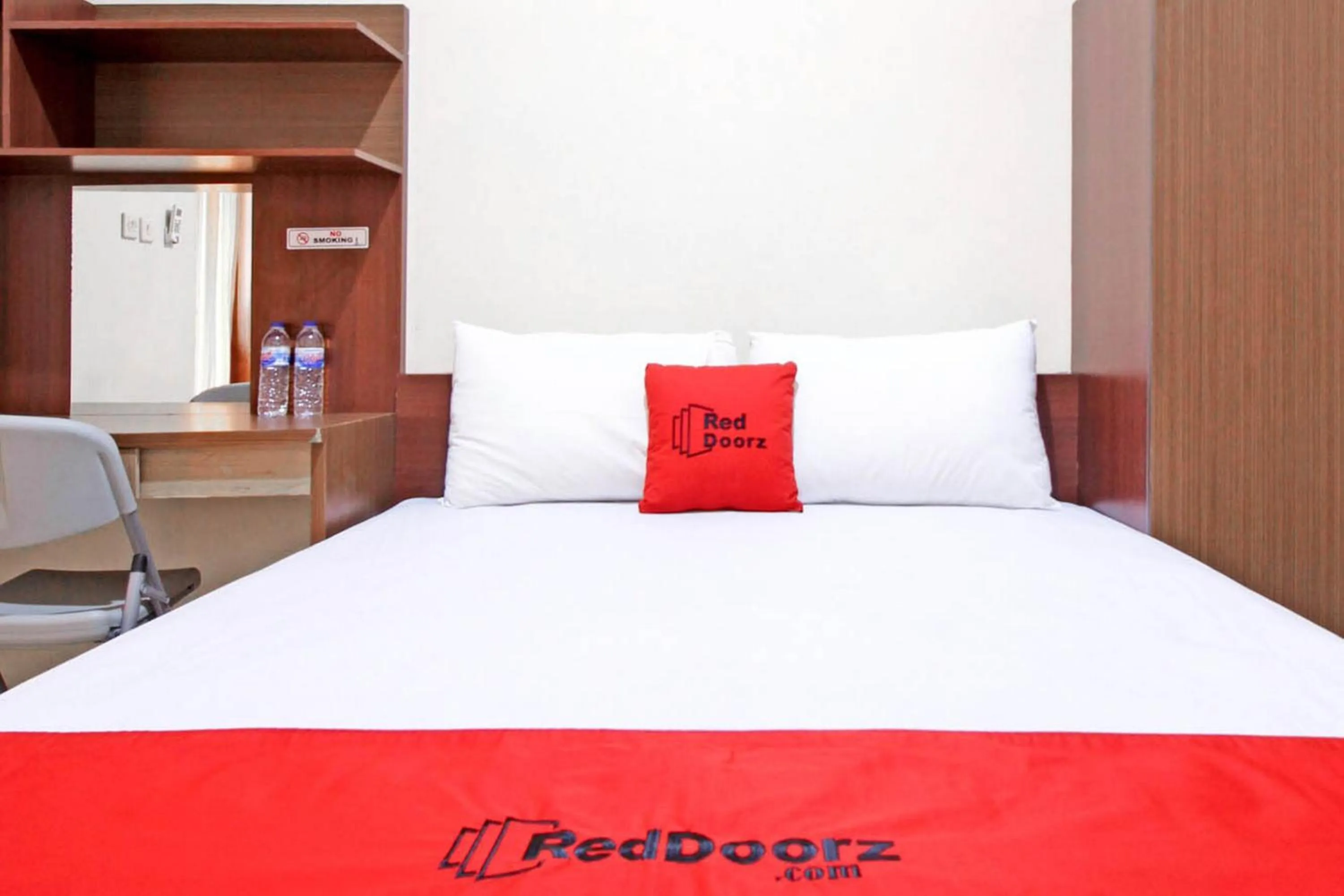 Bedroom, Bed in RedDoorz near Hartono Mall 3