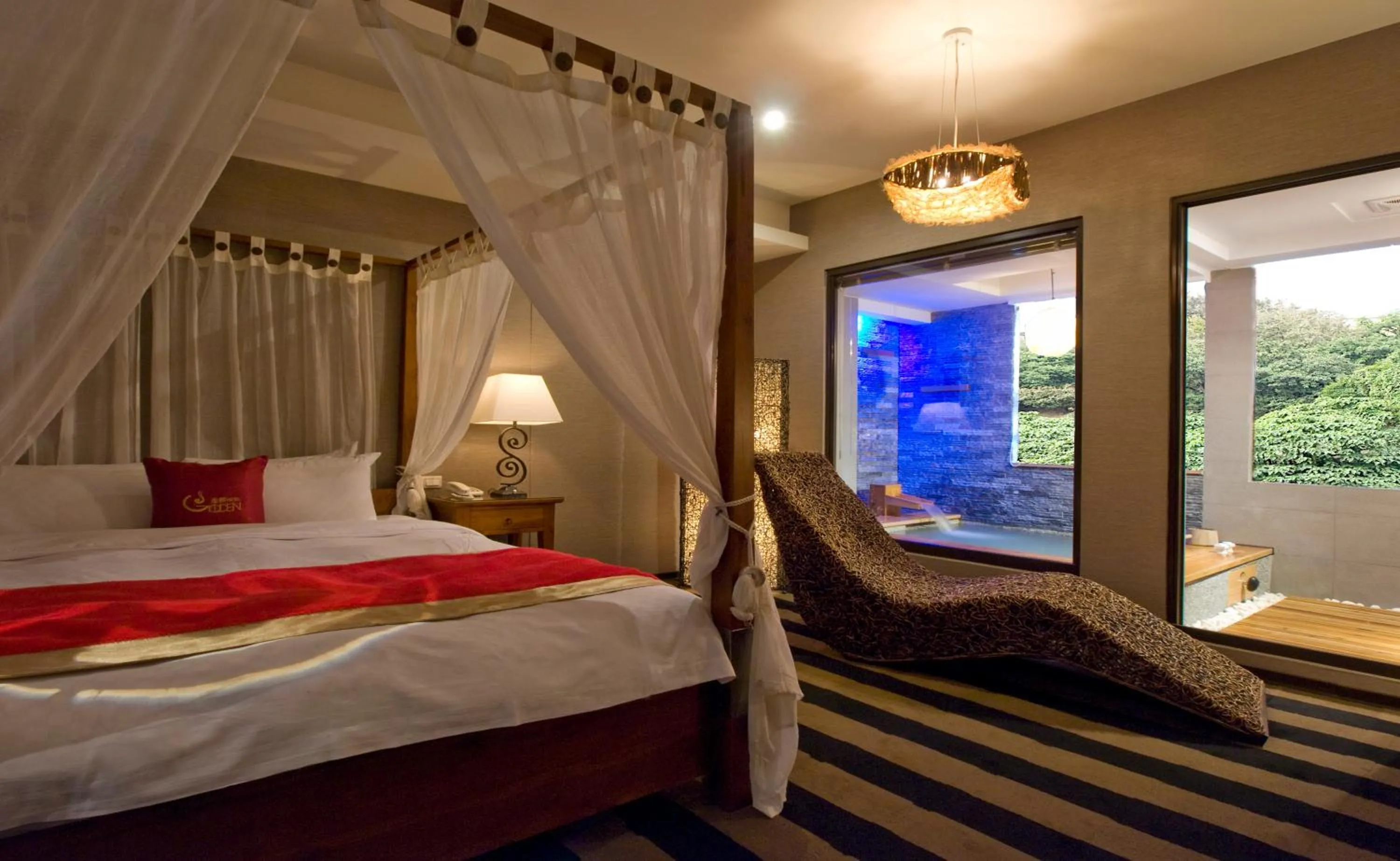 Bed in Golden Hot Spring Hotel