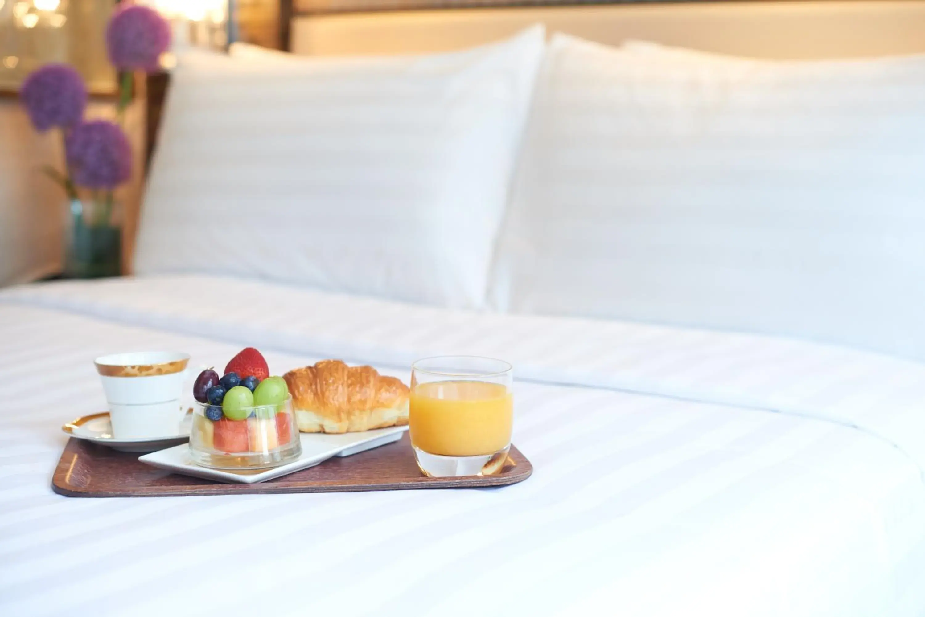 room service, Bed in Dorsett Kwun Tong, Hong Kong room service, Bed in Dorsett Kwun Tong, Hong Kong