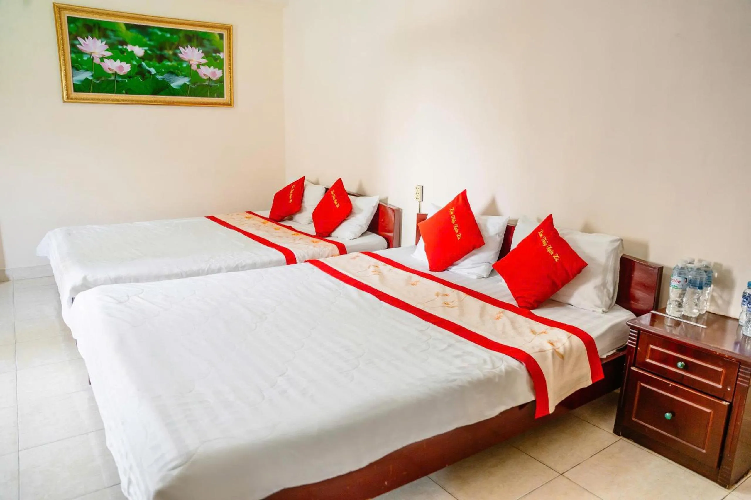 Photo of the whole room, Bed in Kim Thuy Hotel