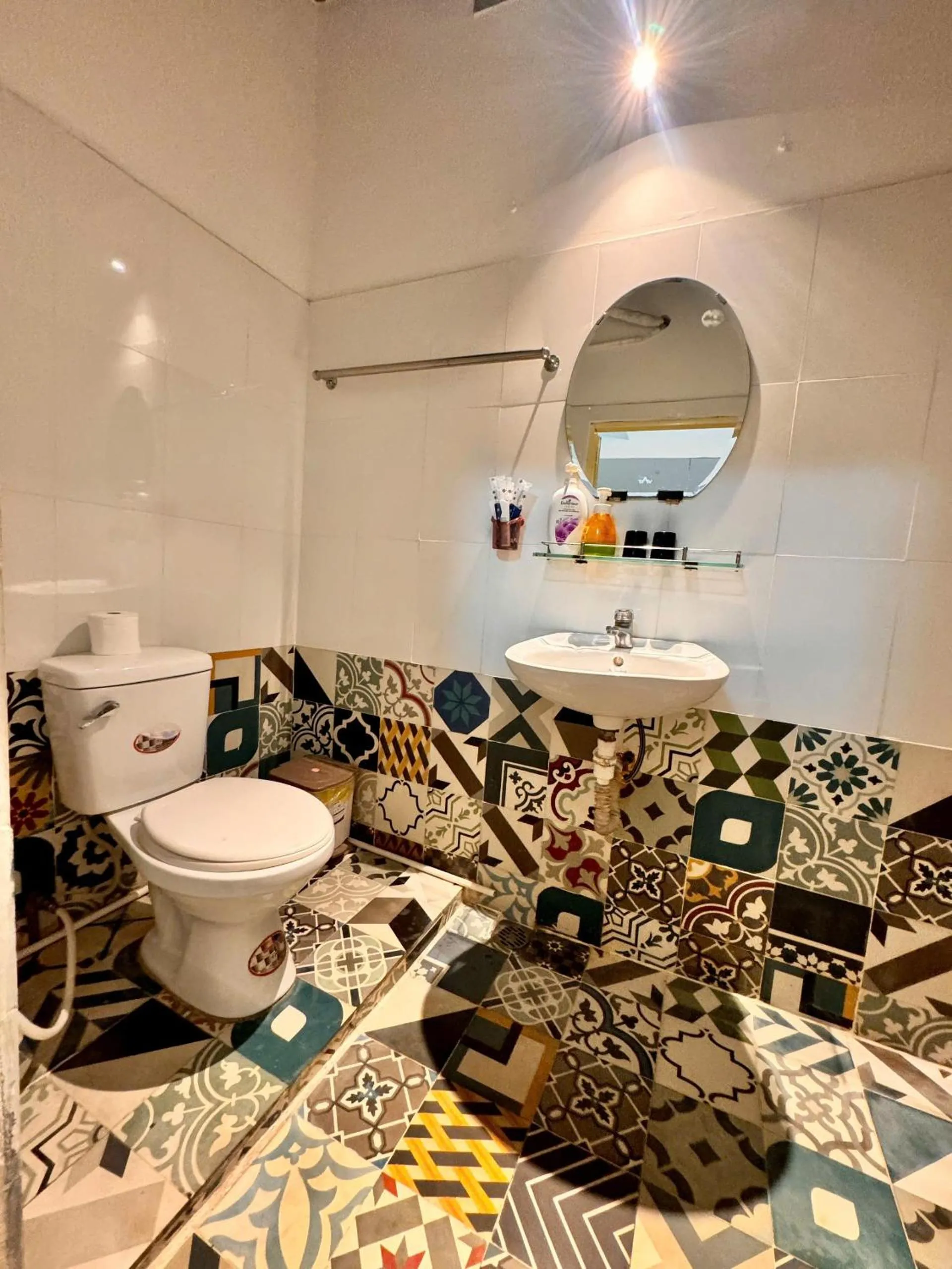 Toilet in Kim Thuy Hotel