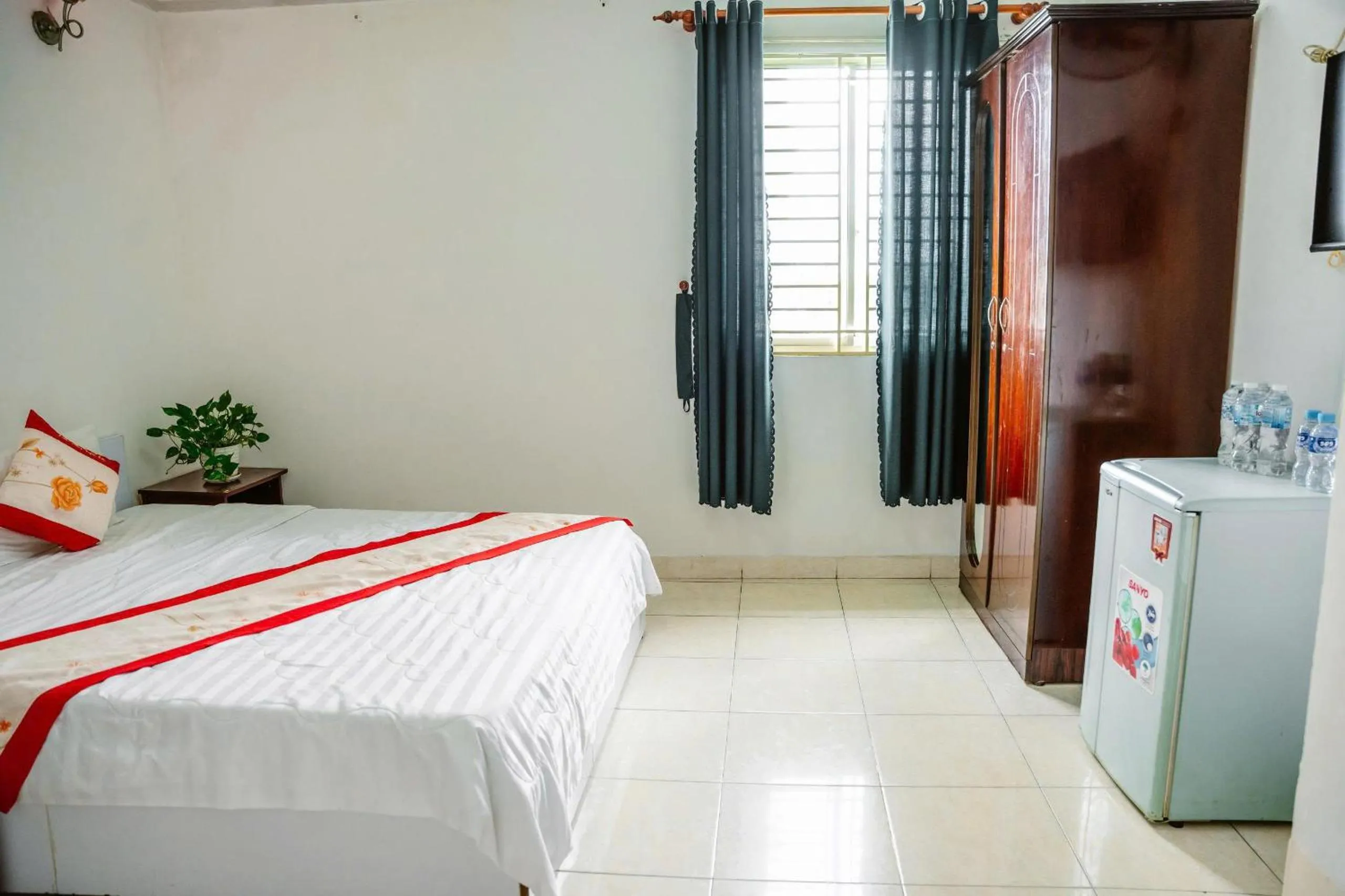 Photo of the whole room, Bed in Kim Thuy Hotel