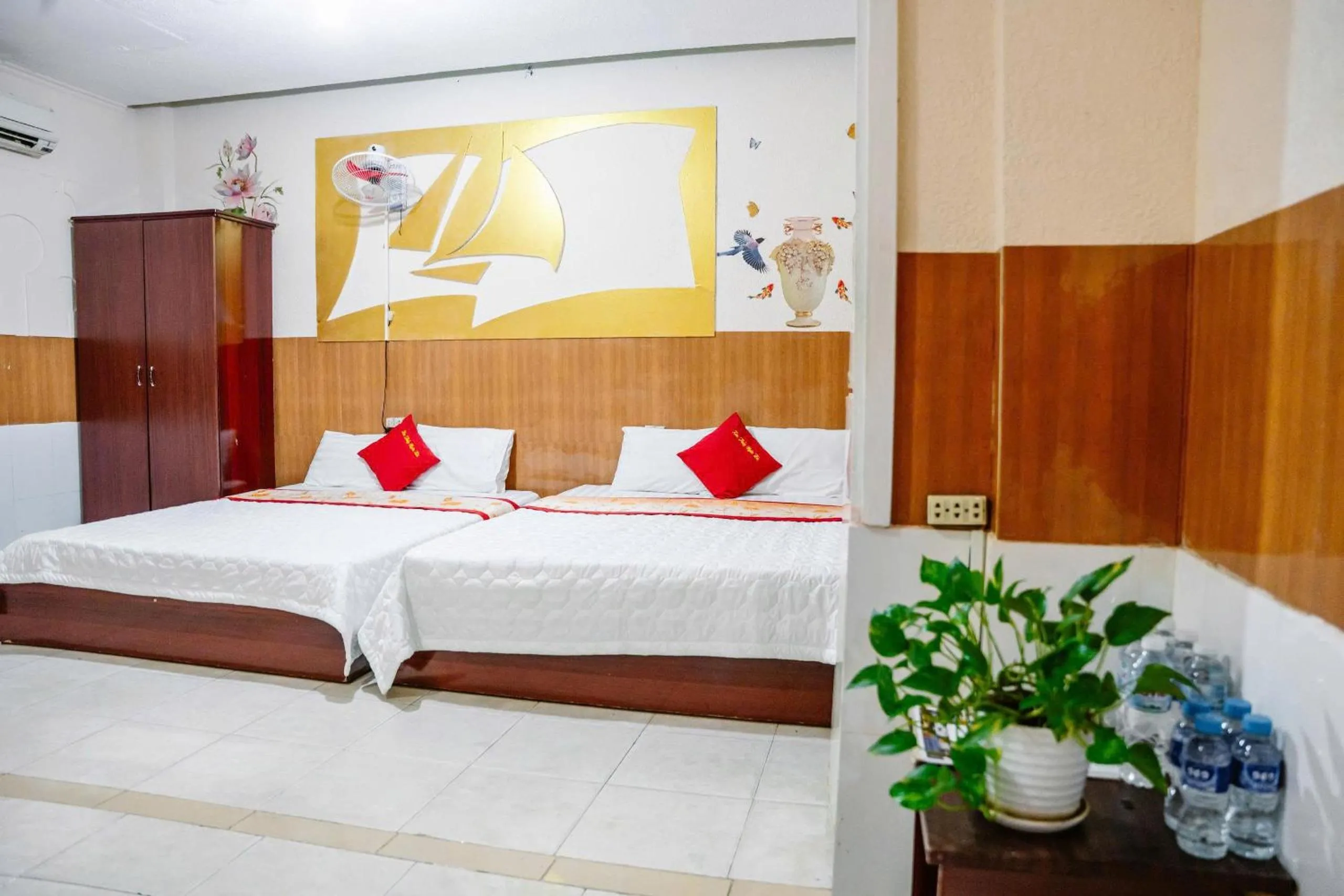 Photo of the whole room, Bed in Kim Thuy Hotel